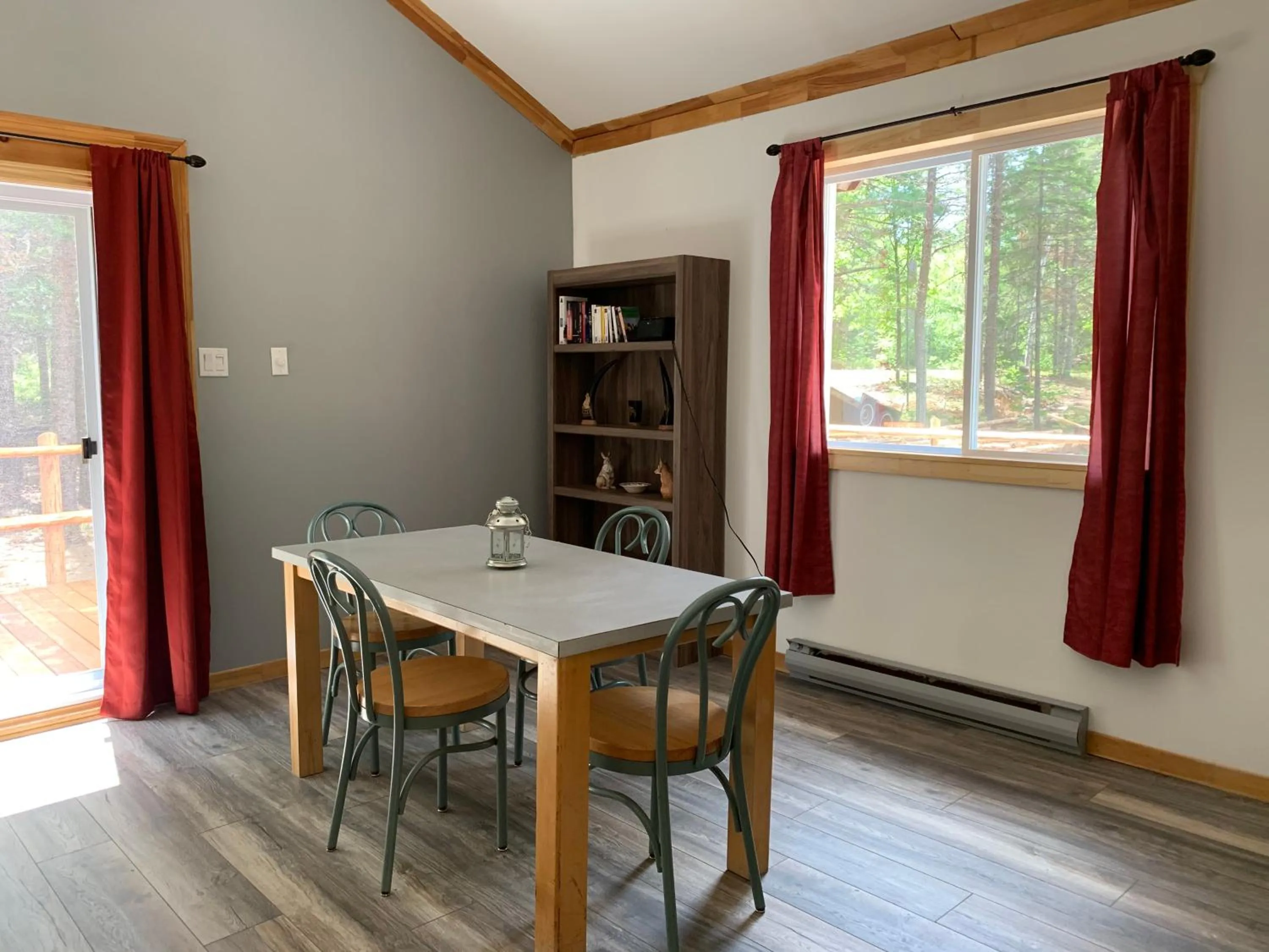 Seating area in L'Auberge Refuge du Trappeur