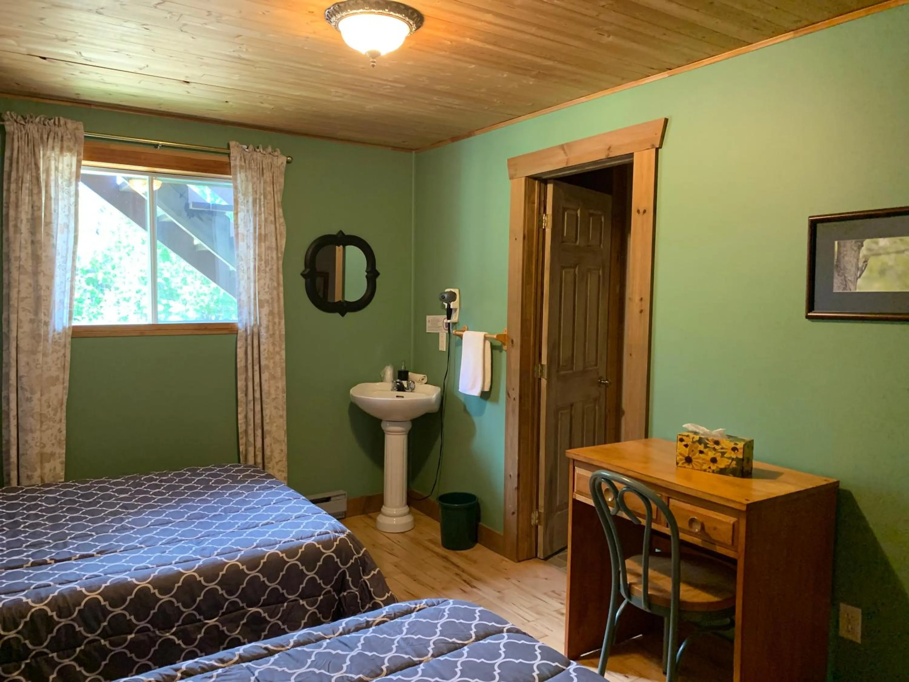 Bedroom, Bed in L'Auberge Refuge du Trappeur