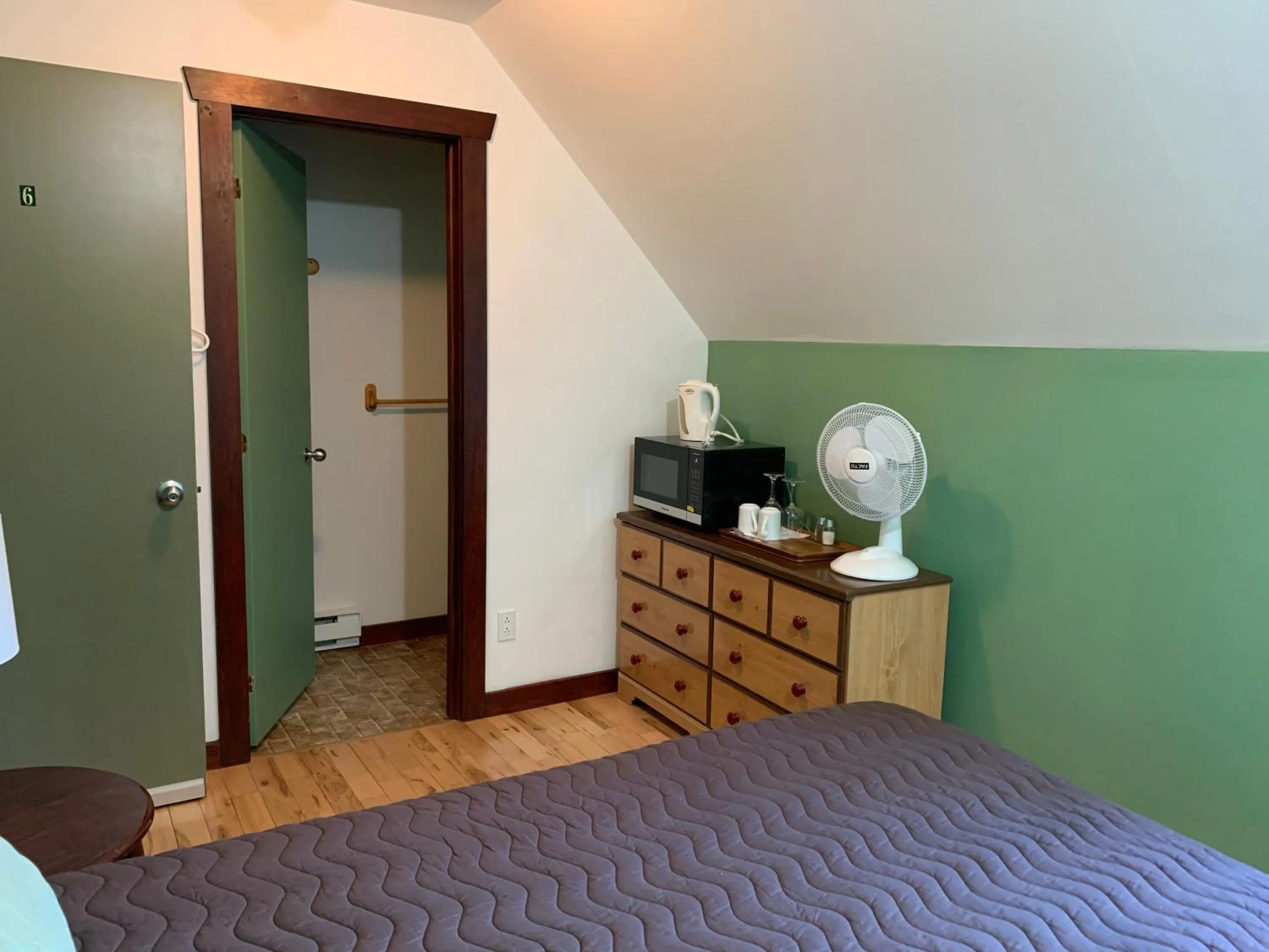 Bedroom, Bed in L'Auberge Refuge du Trappeur