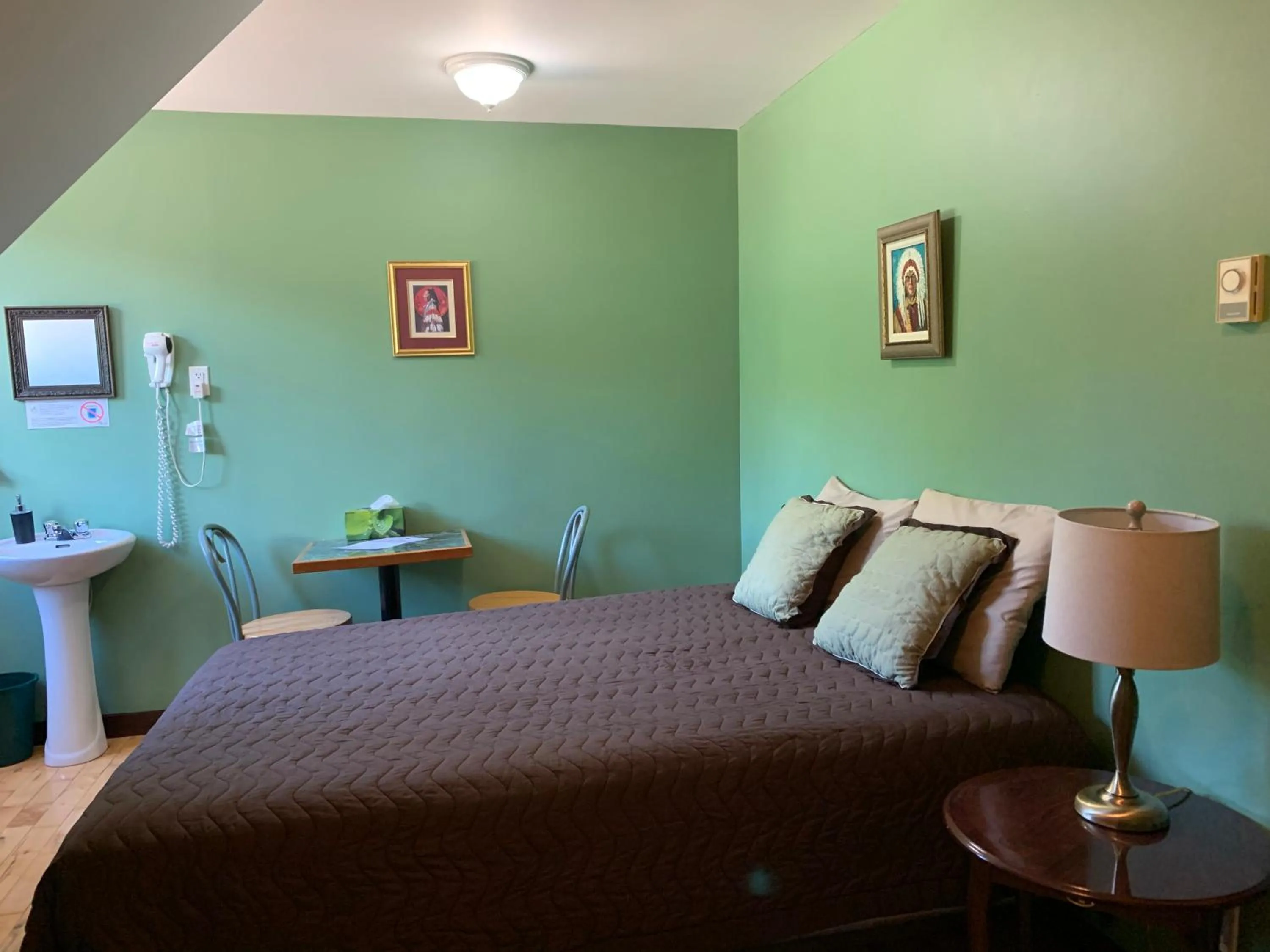 Bedroom, Bed in L'Auberge Refuge du Trappeur