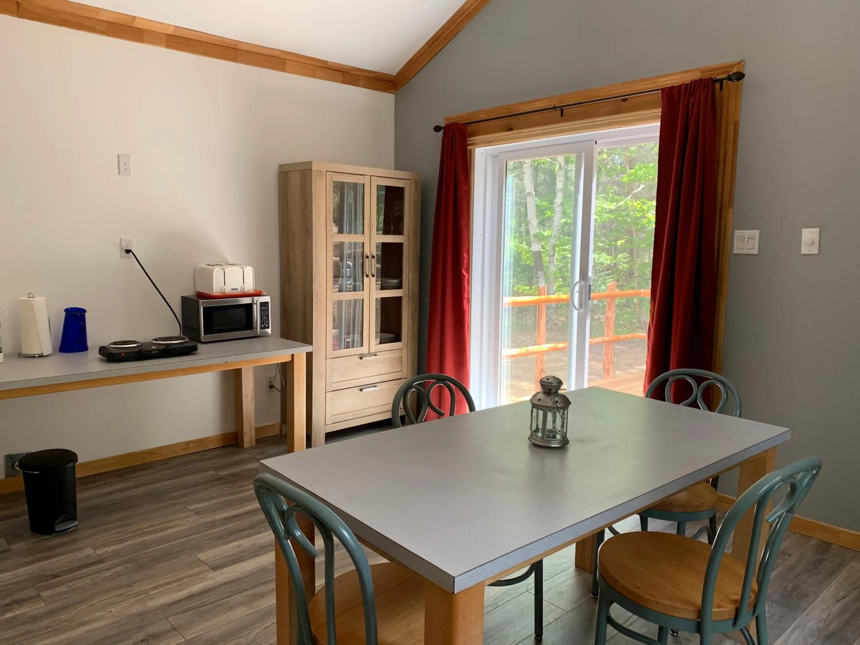 Dining area in L'Auberge Refuge du Trappeur