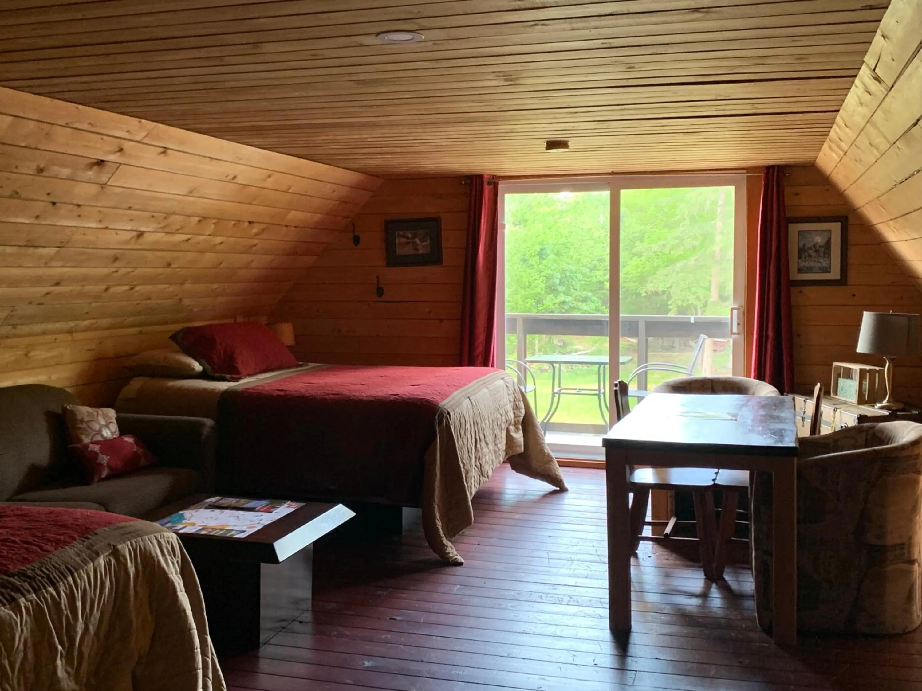 Photo of the whole room, Bed in L'Auberge Refuge du Trappeur