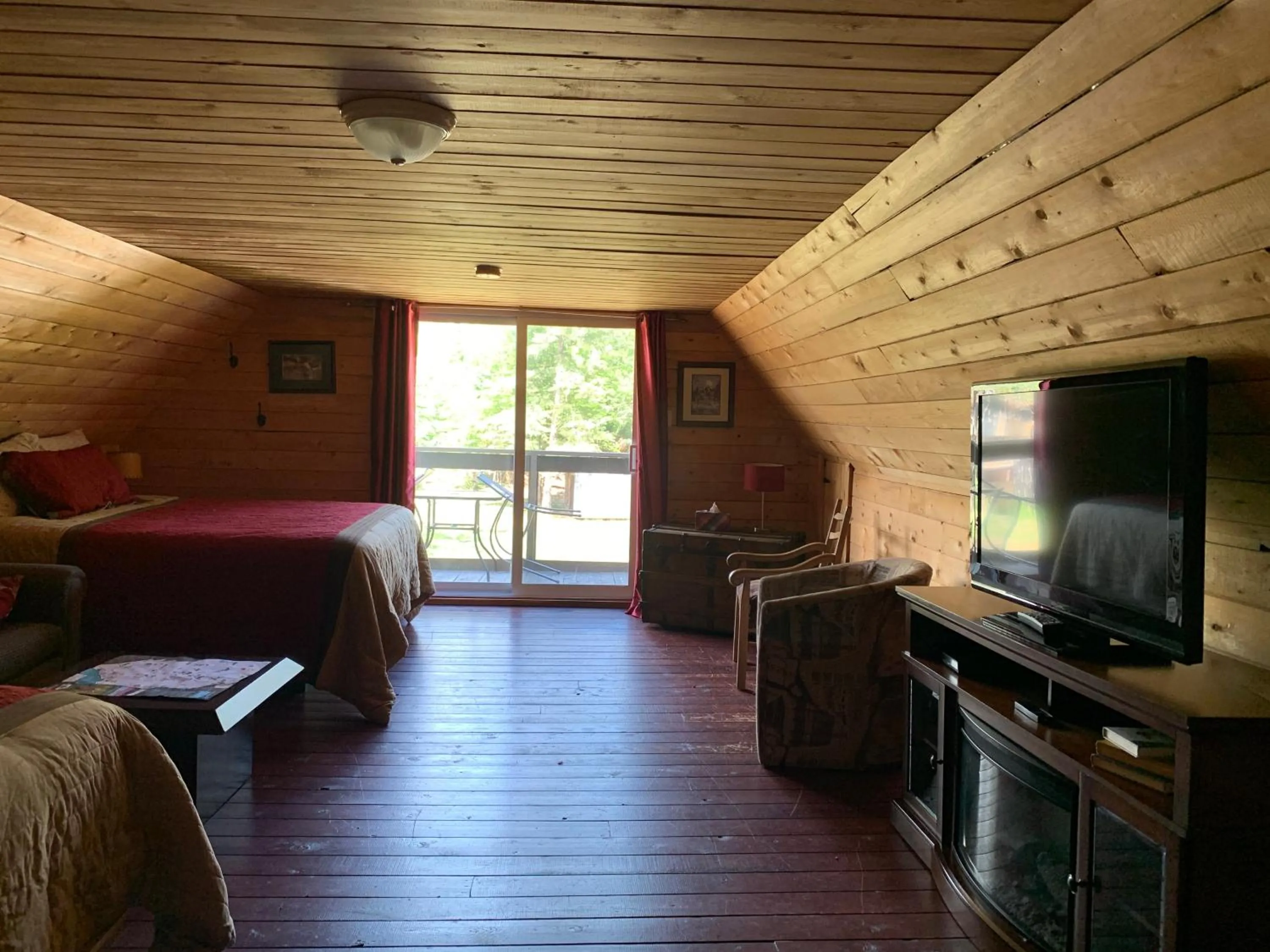 Photo of the whole room, Bed in L'Auberge Refuge du Trappeur