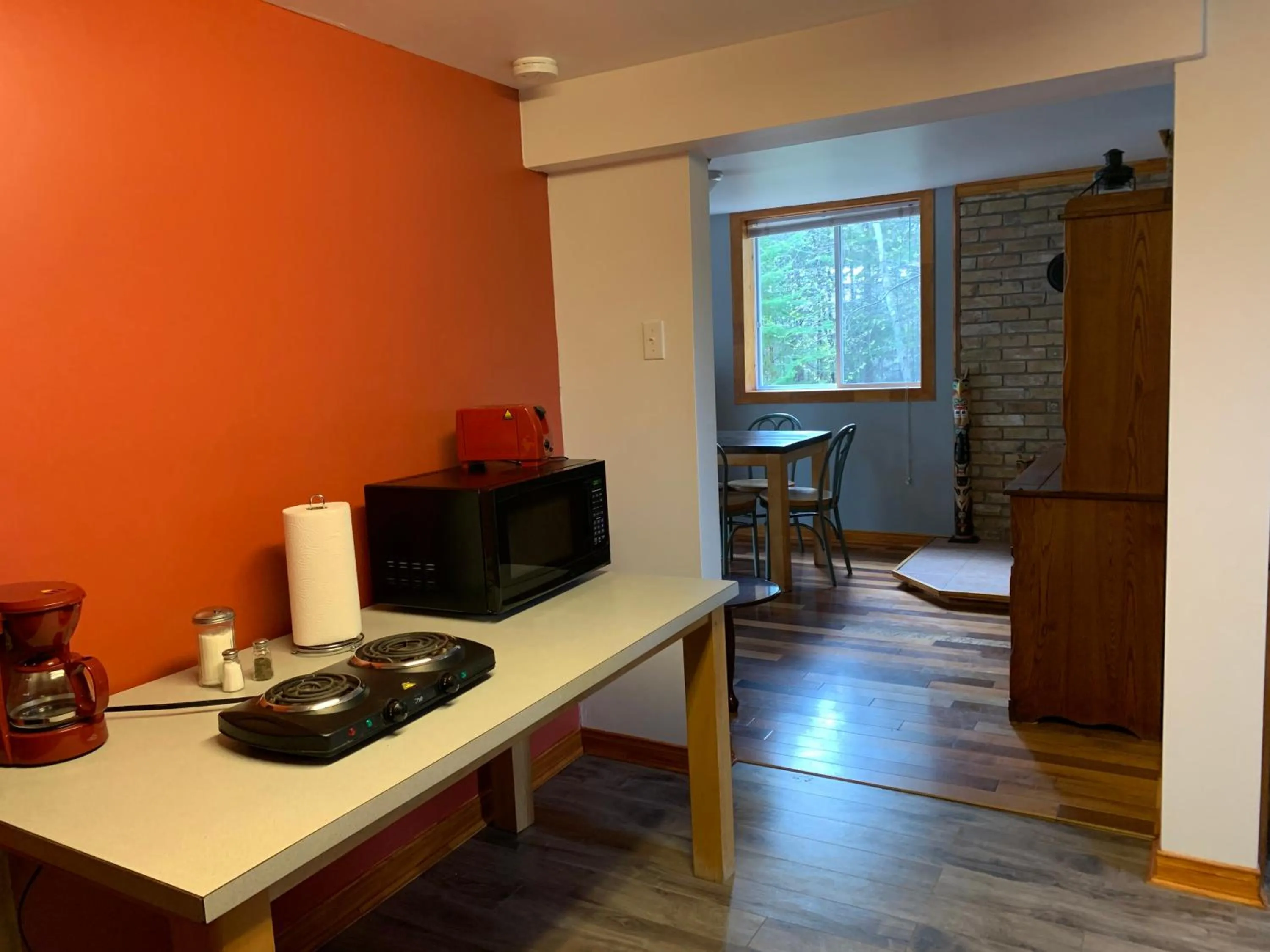 Dining area in L'Auberge Refuge du Trappeur