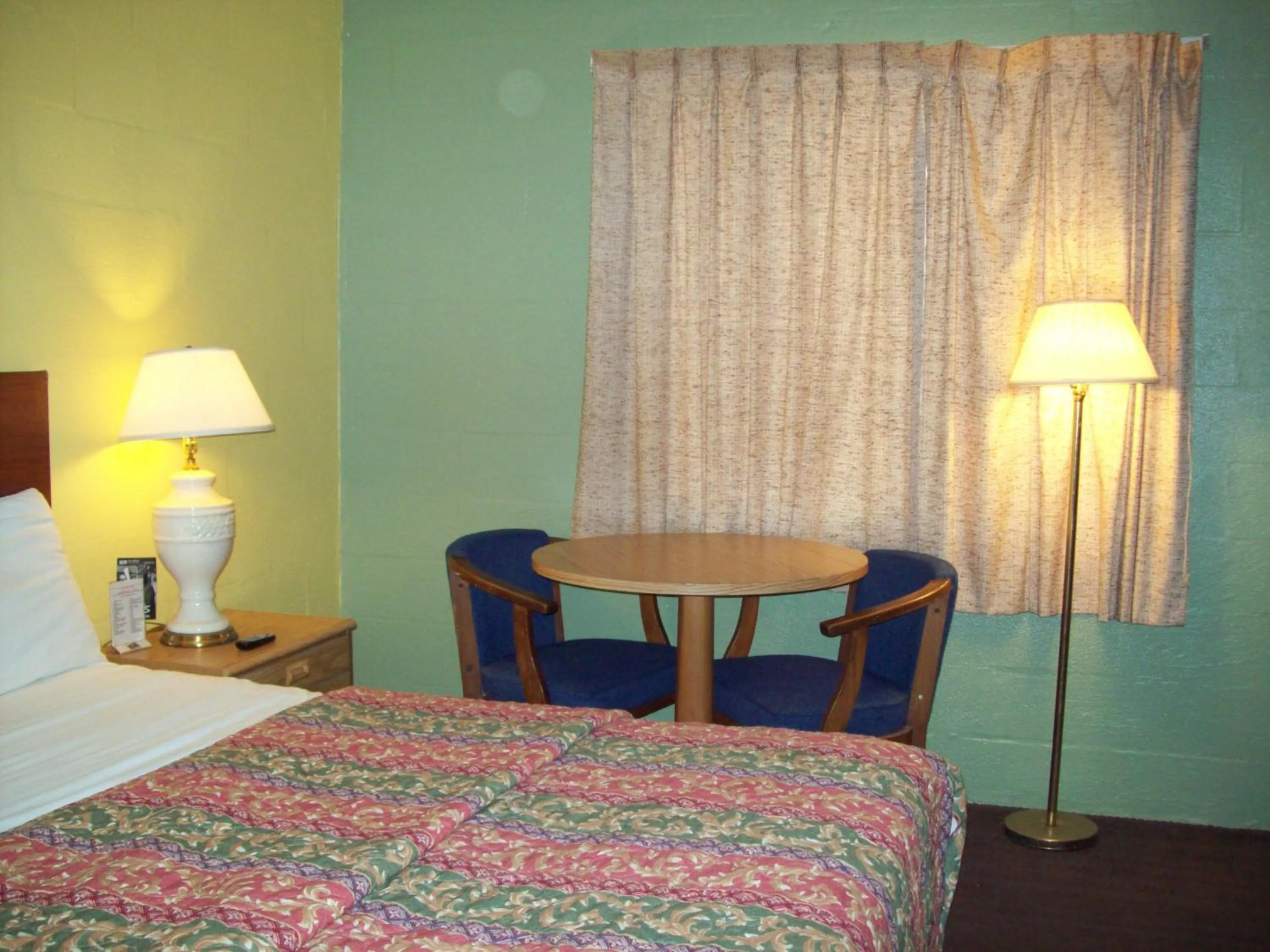 Bedroom, Bed in Budget Inn Sanderson