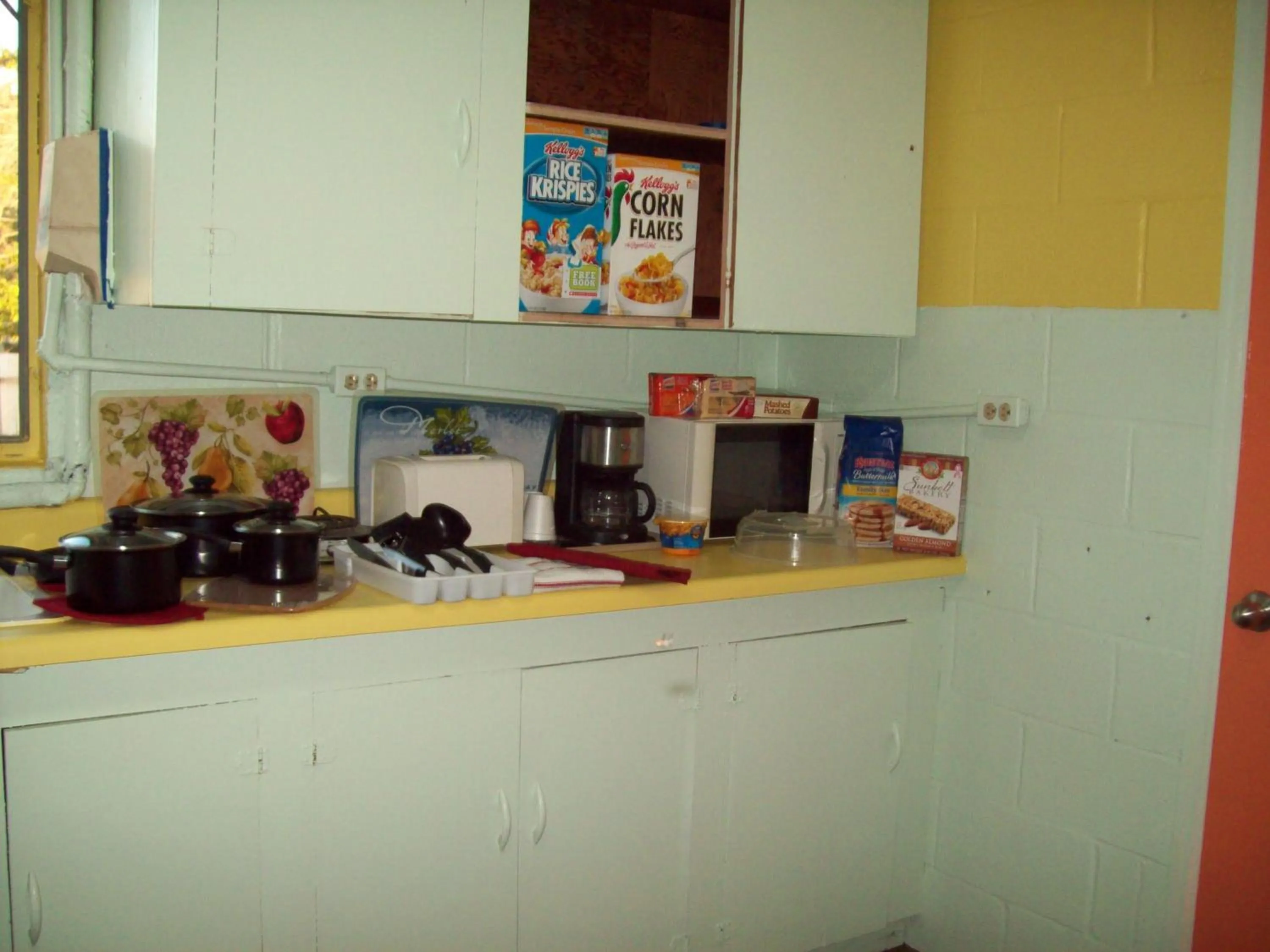 Communal kitchen in Budget Inn Sanderson