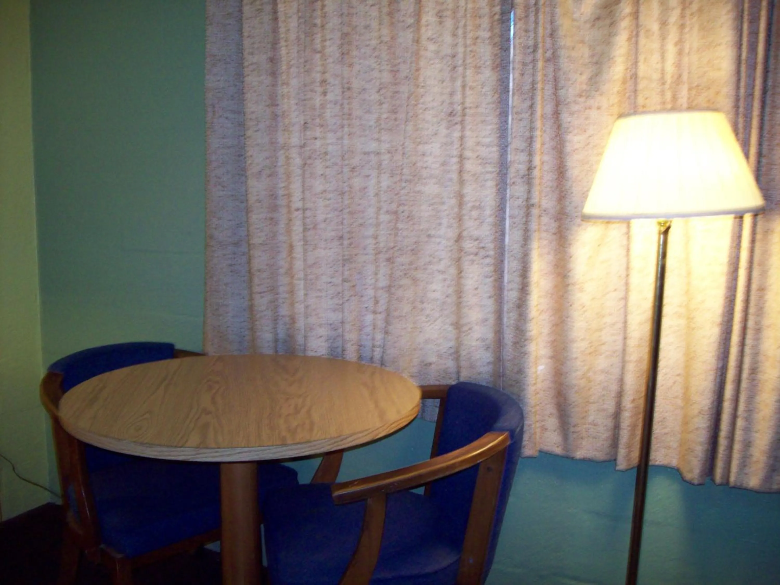 Seating area in Budget Inn Sanderson