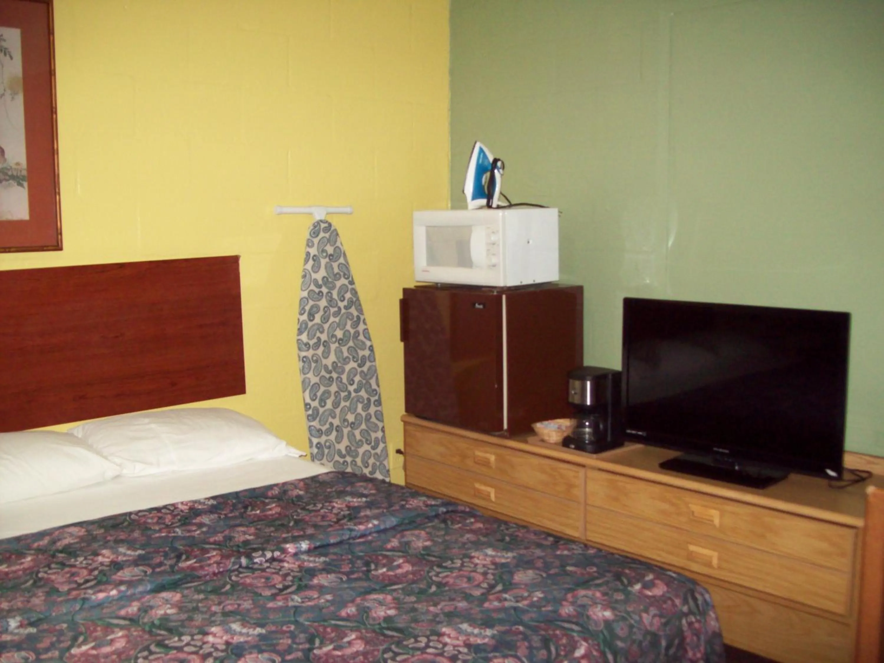 Coffee/tea facilities, Bed in Budget Inn Sanderson