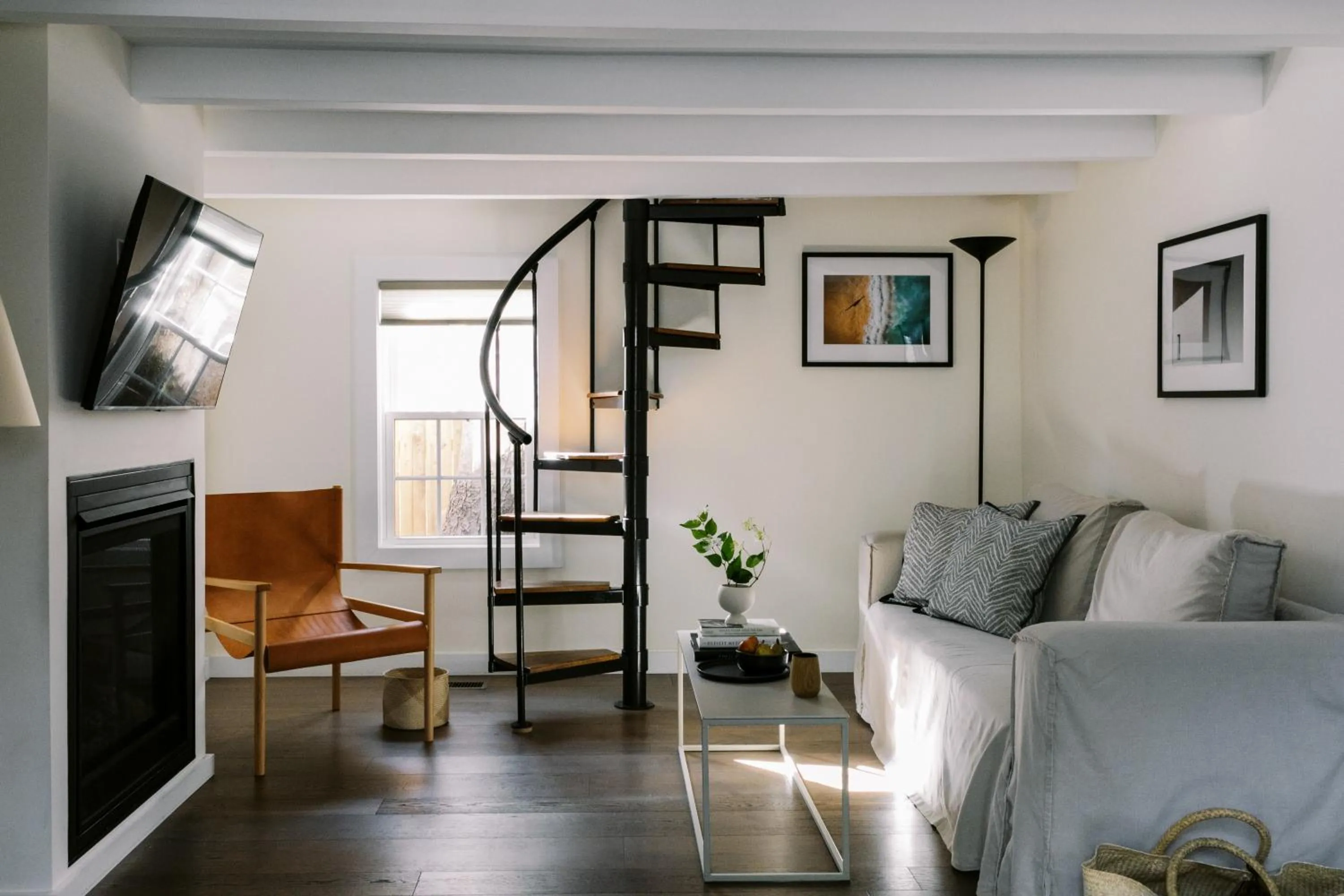 Living room, Bed in The Roundtree, Amagansett