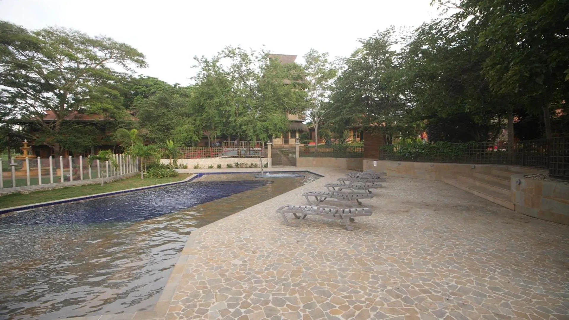 Swimming pool in Samadhi Ecohotel by Rotamundos