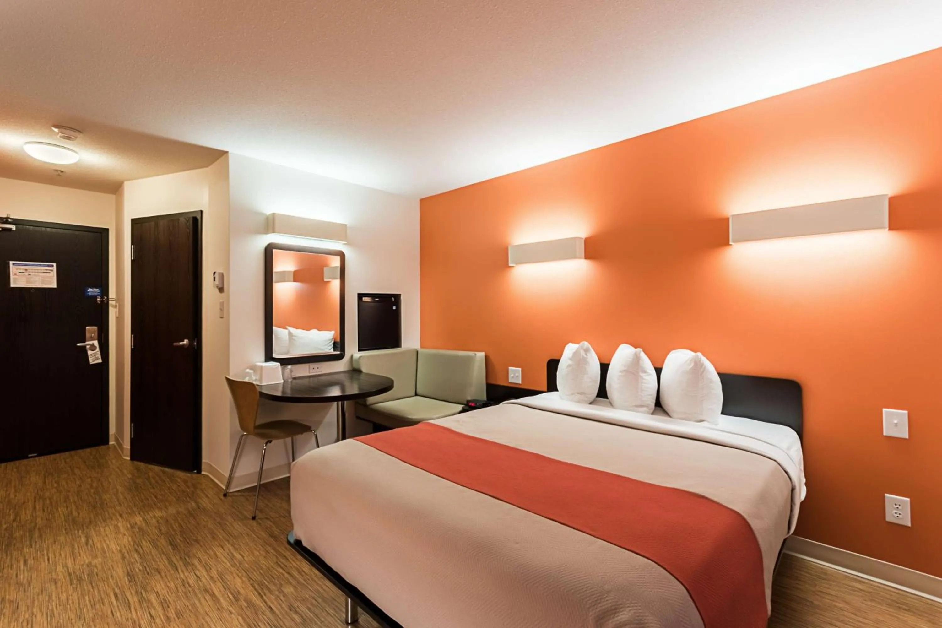 Photo of the whole room, Bed in Motel 6-Moosomin, SK