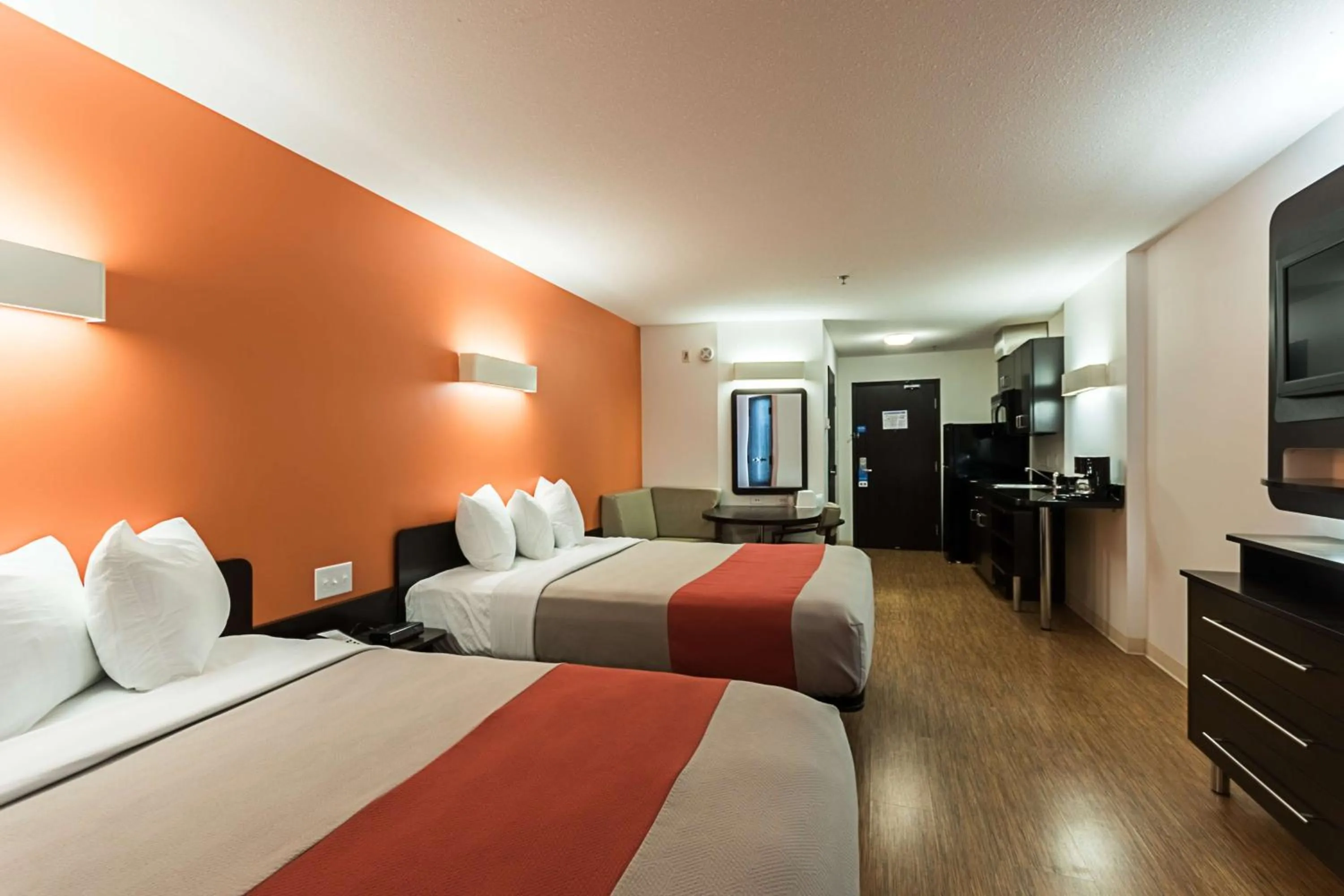 Photo of the whole room, Bed in Motel 6-Moosomin, SK