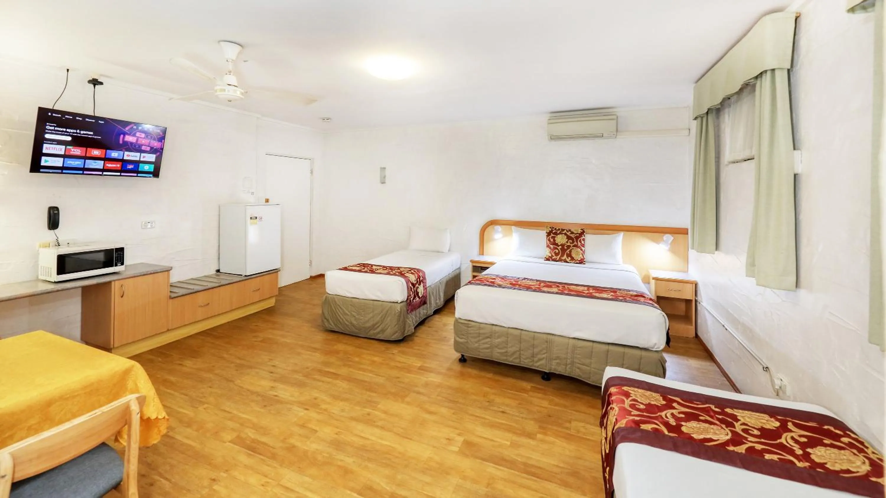 microwave, Bed in Espana Motel
