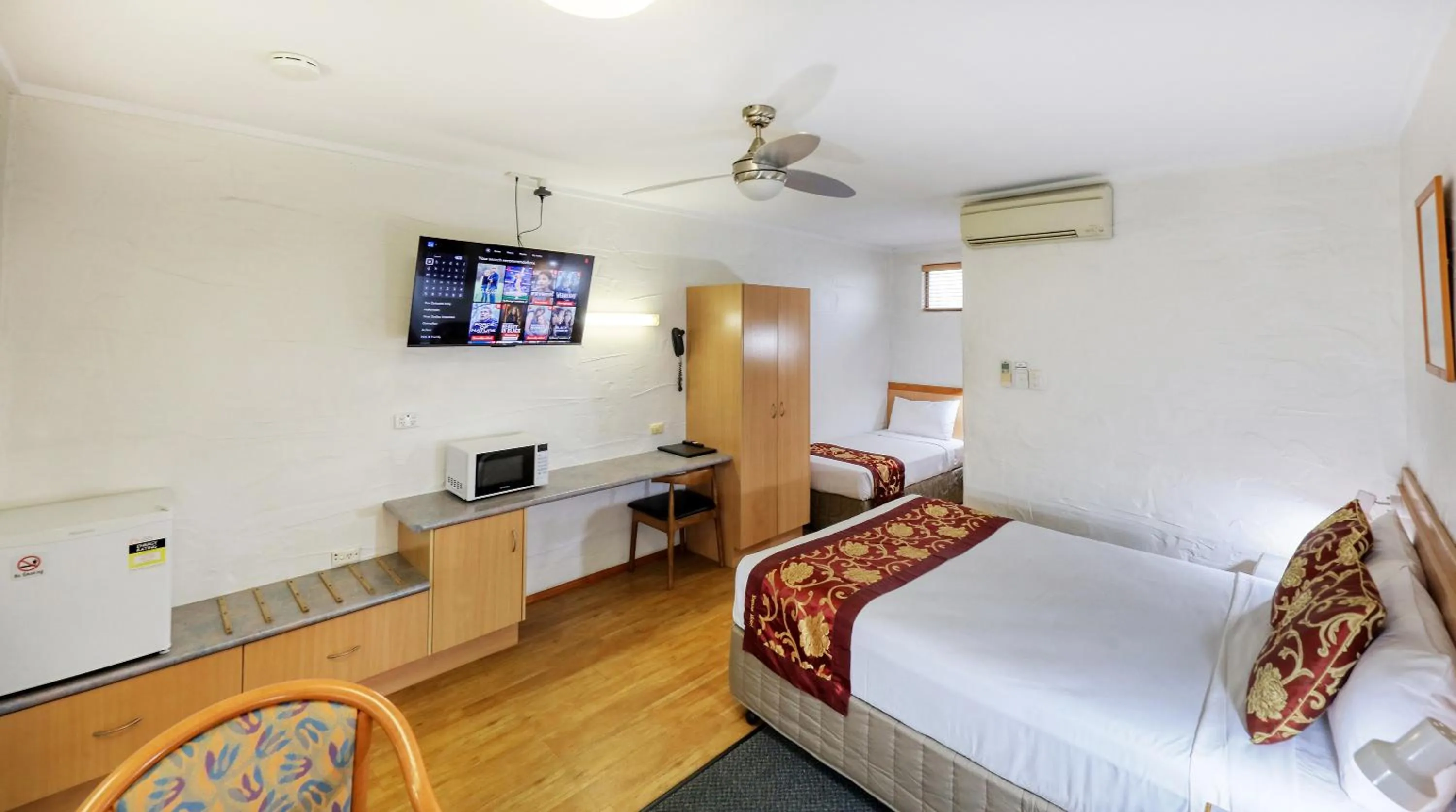 wardrobe, Bed in Espana Motel