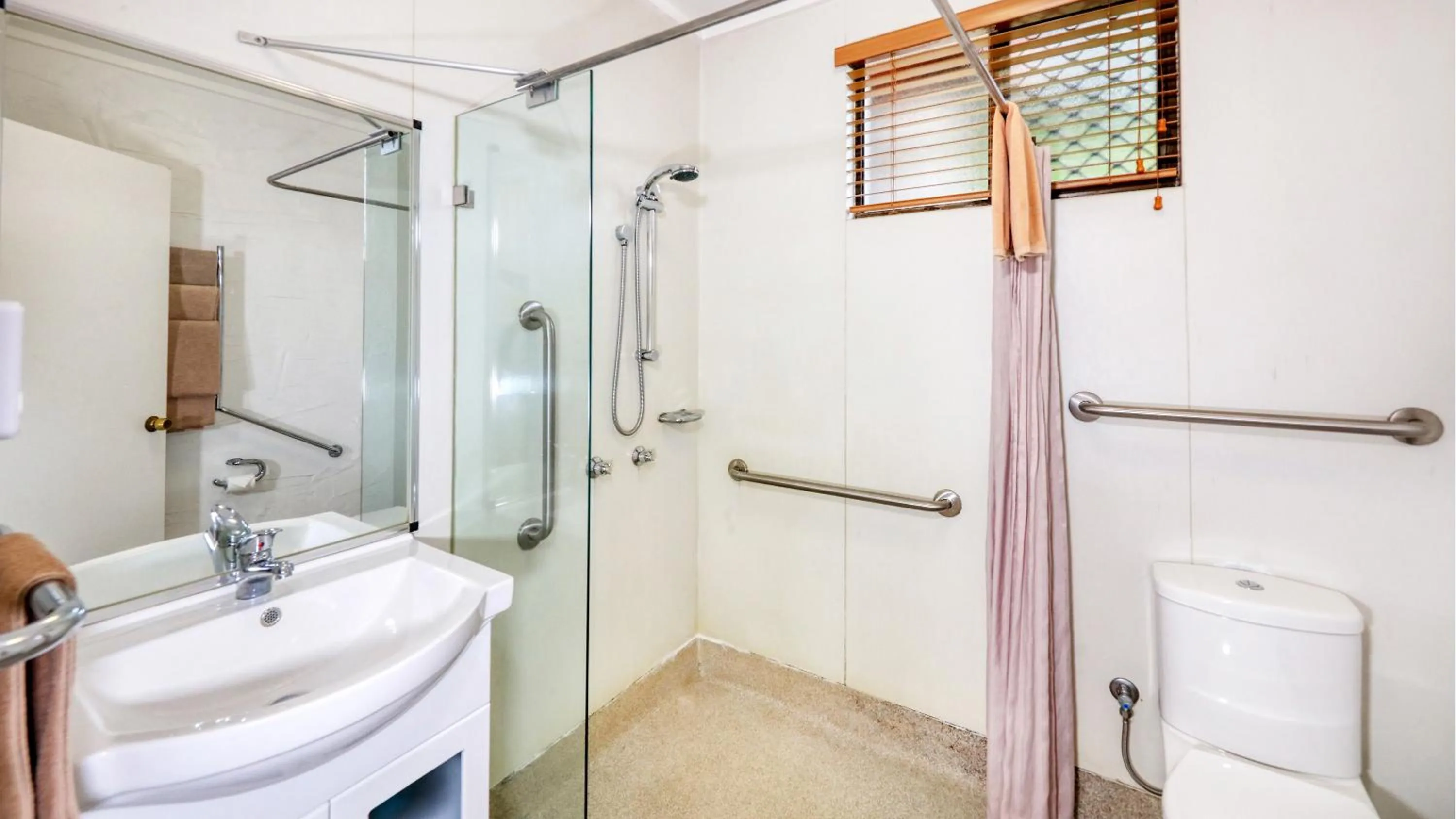 Bathroom in Espana Motel