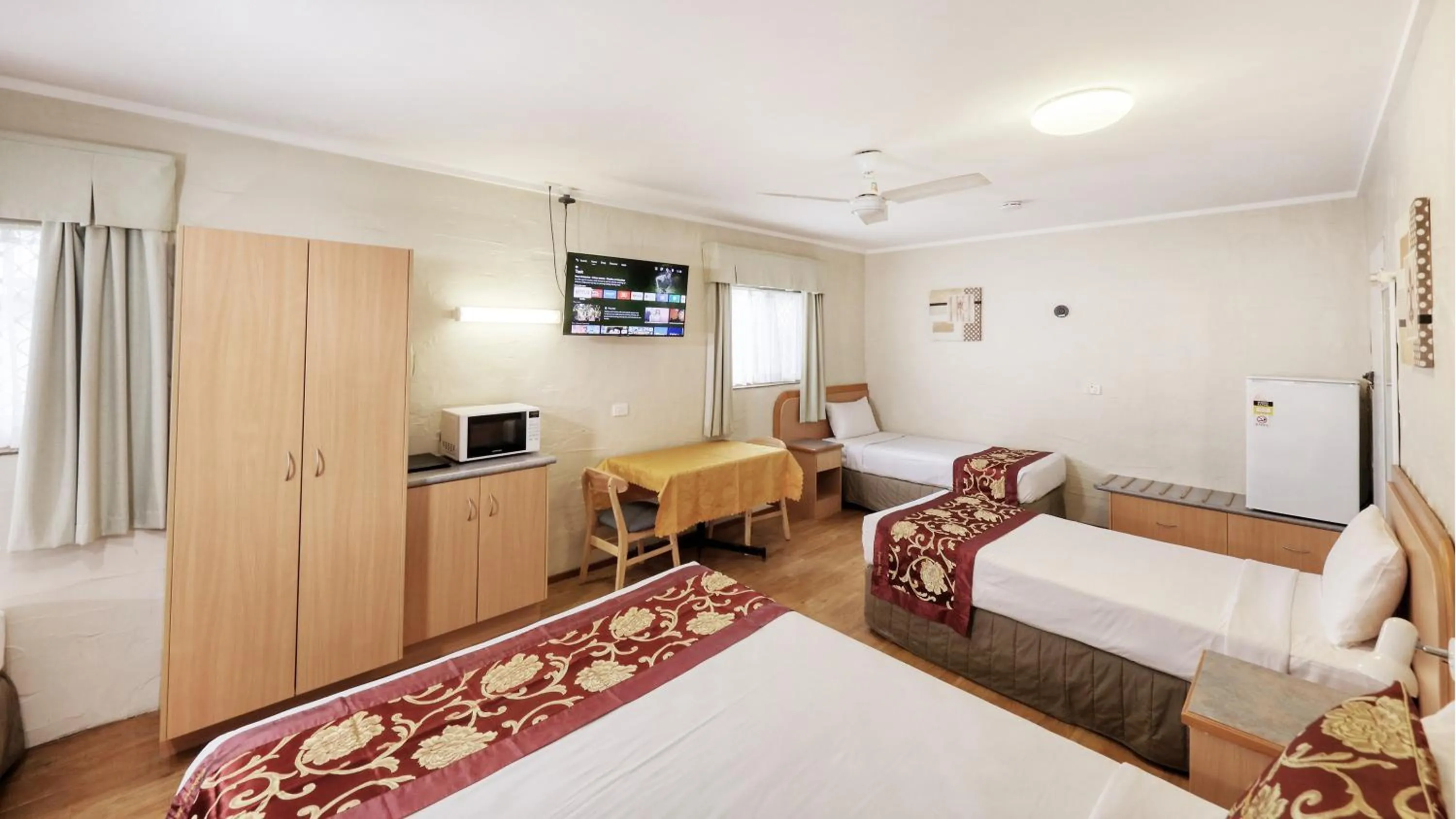 microwave, Bed in Espana Motel