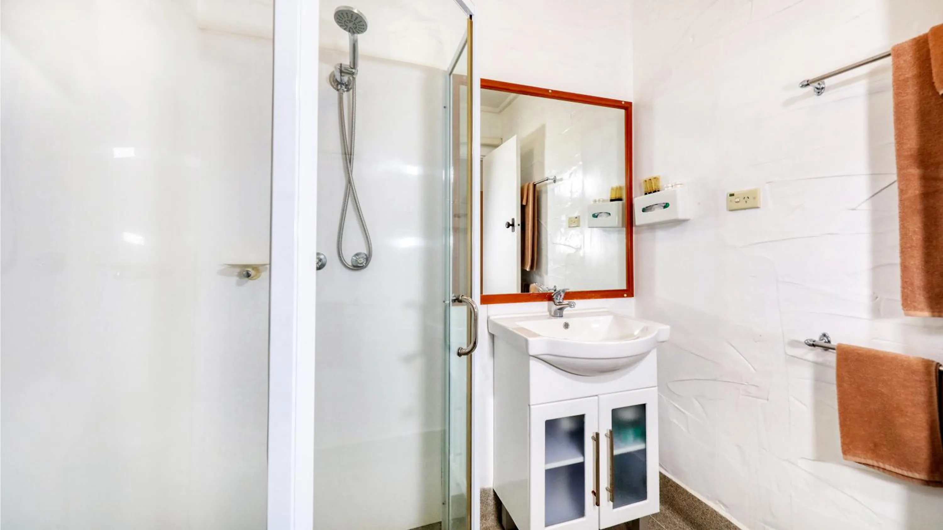 Bathroom in Espana Motel