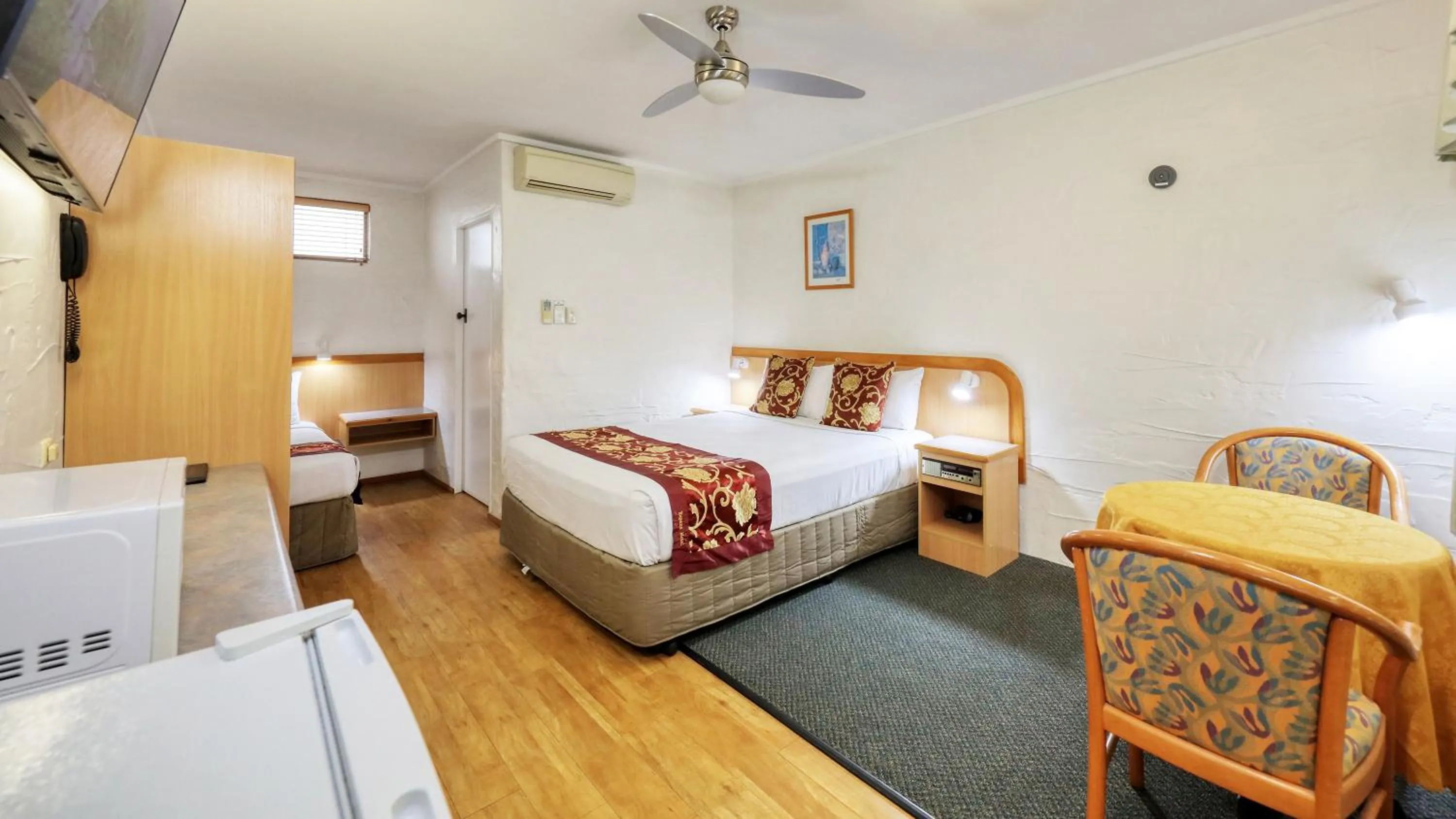 air conditioner, Bed in Espana Motel