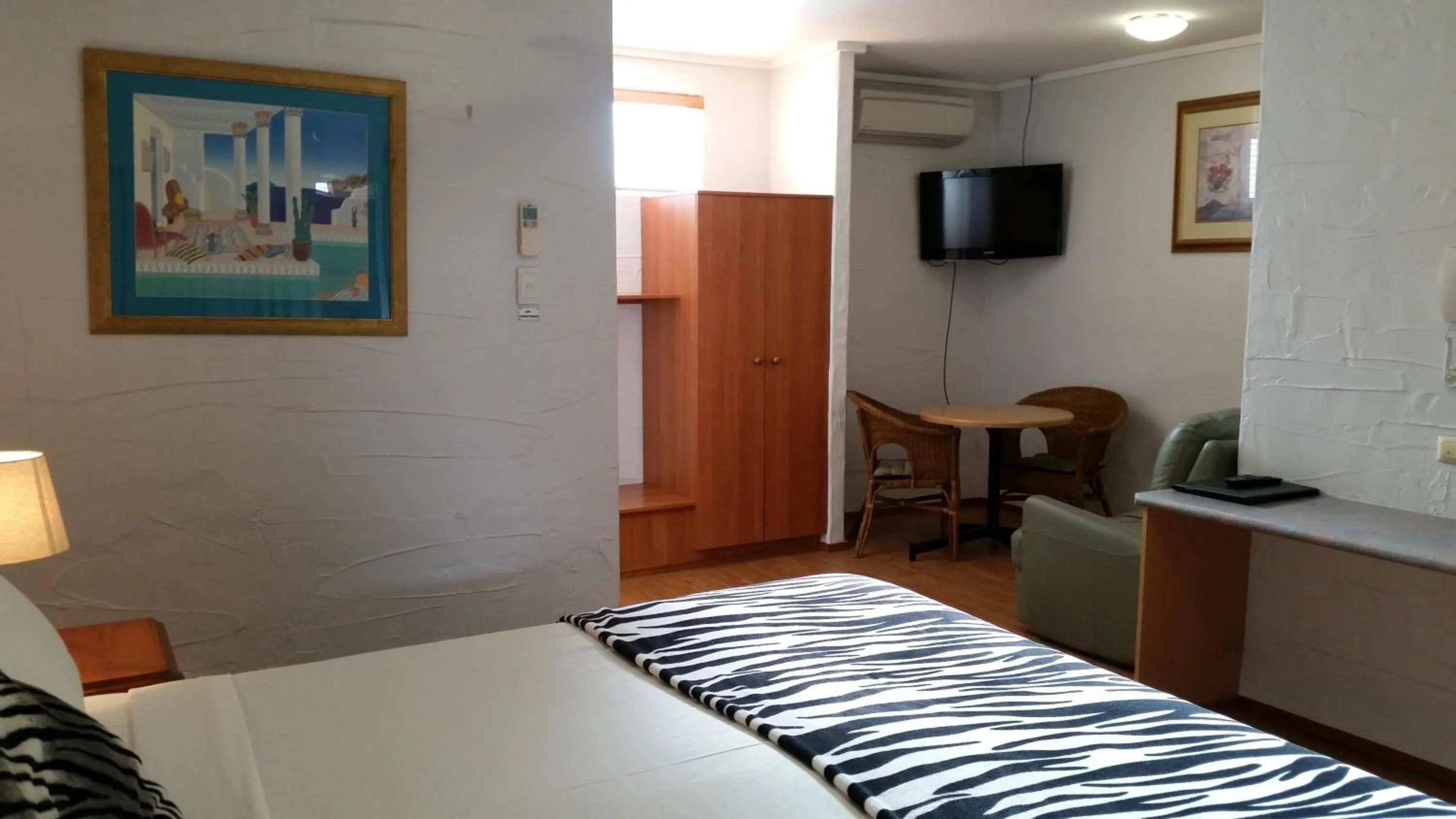 wardrobe, Bed in Espana Motel