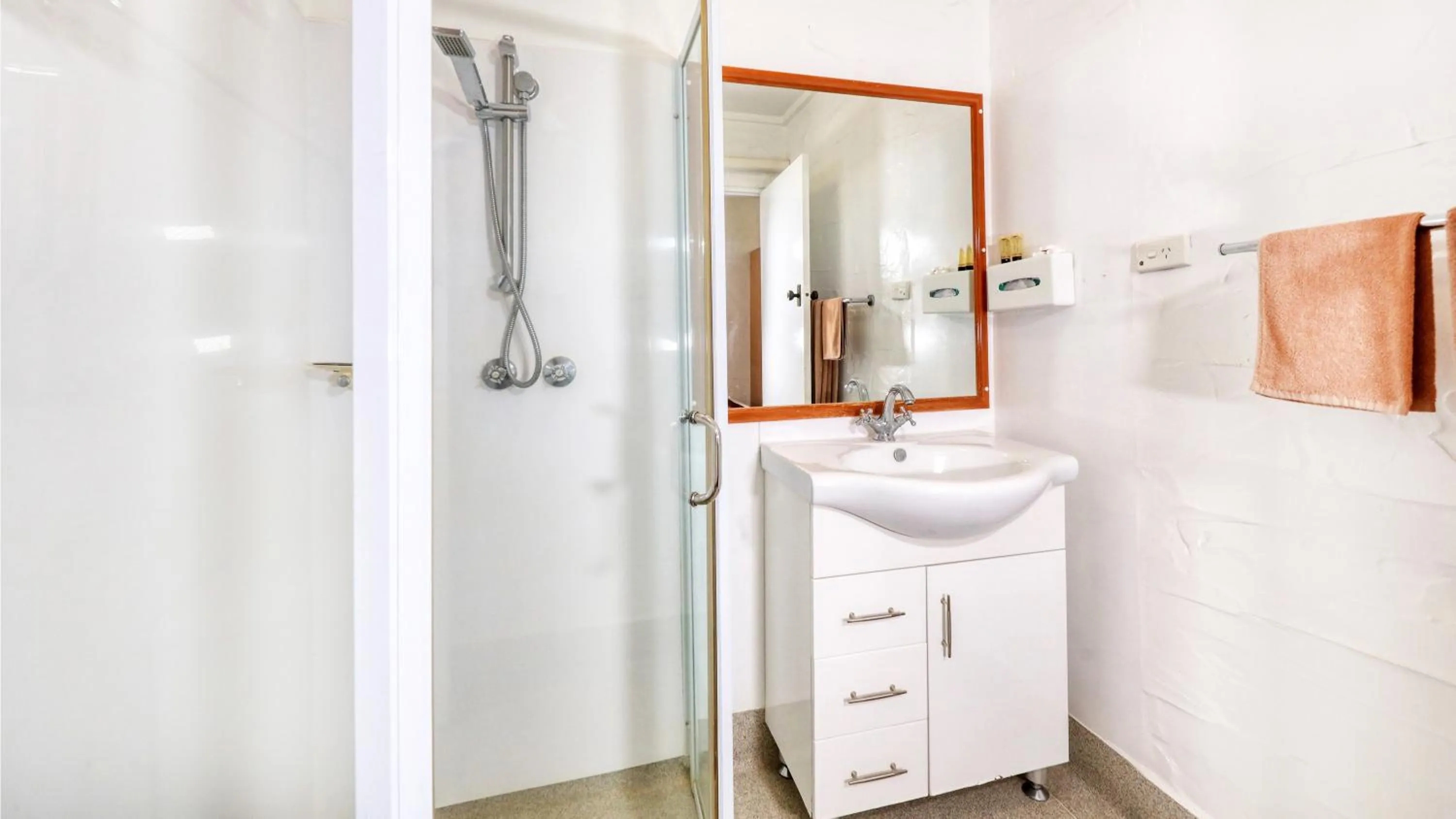 Bathroom in Espana Motel