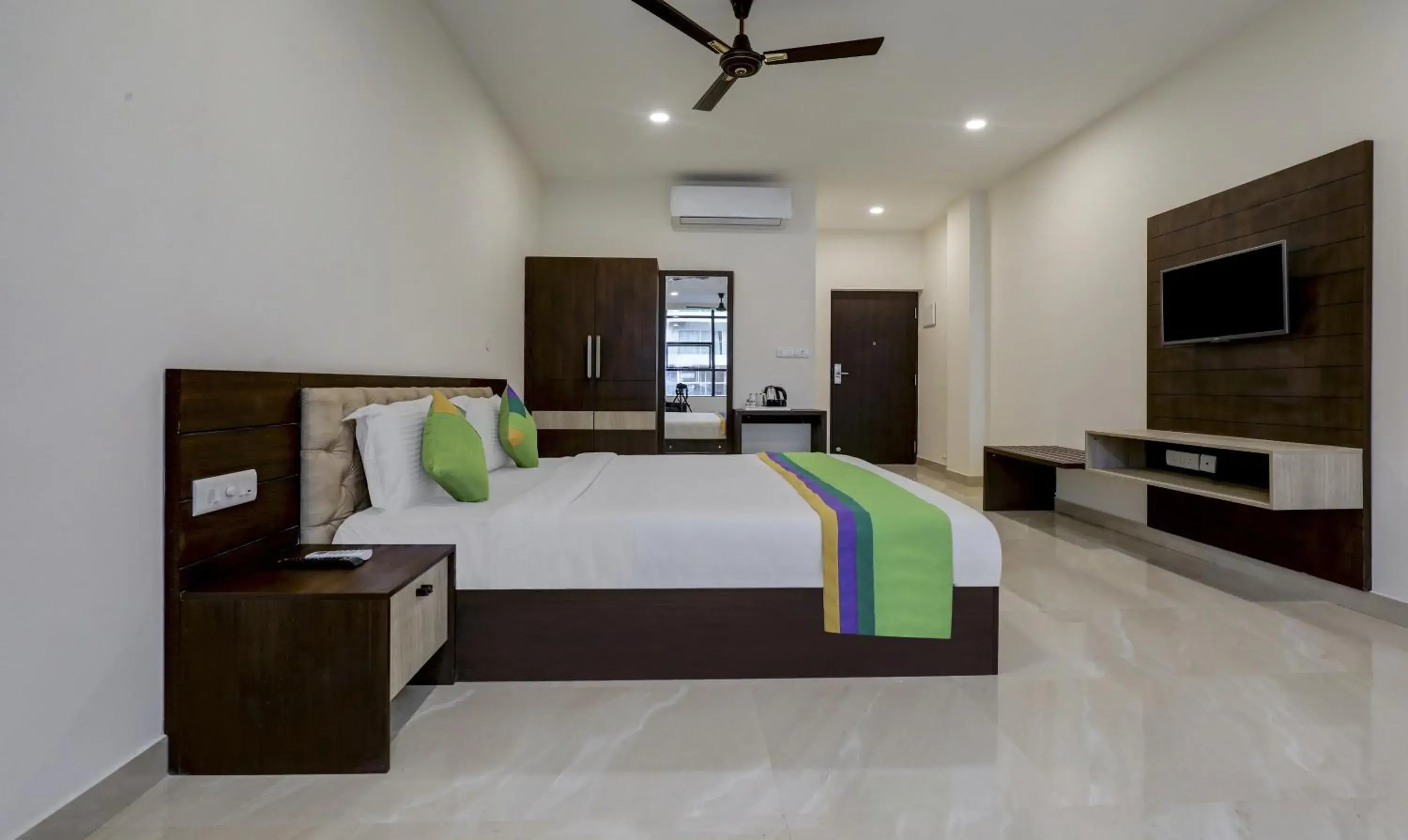 Photo of the whole room, Bed in Treebo The Horizon Kankanady Photo of the whole room, Bed in Treebo The Horizon Kankanady