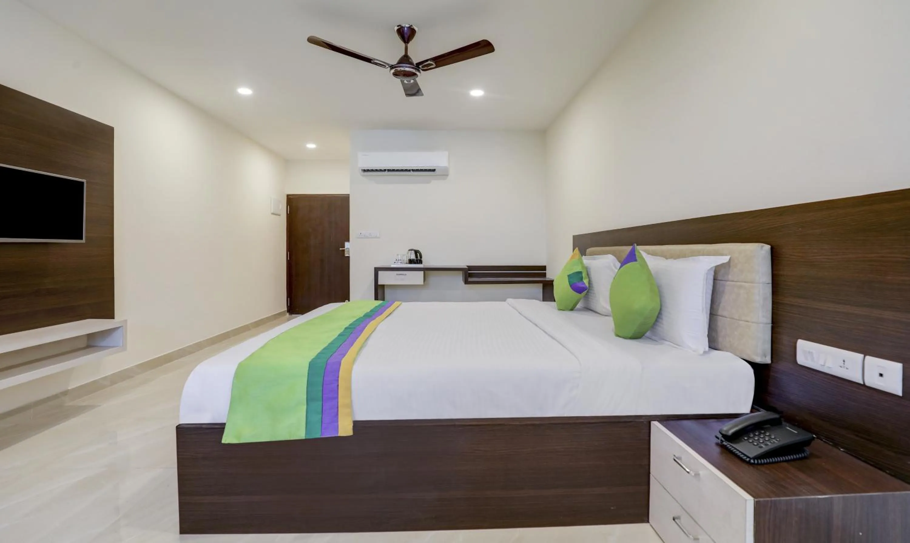 Photo of the whole room, Bed in Treebo The Horizon Kankanady