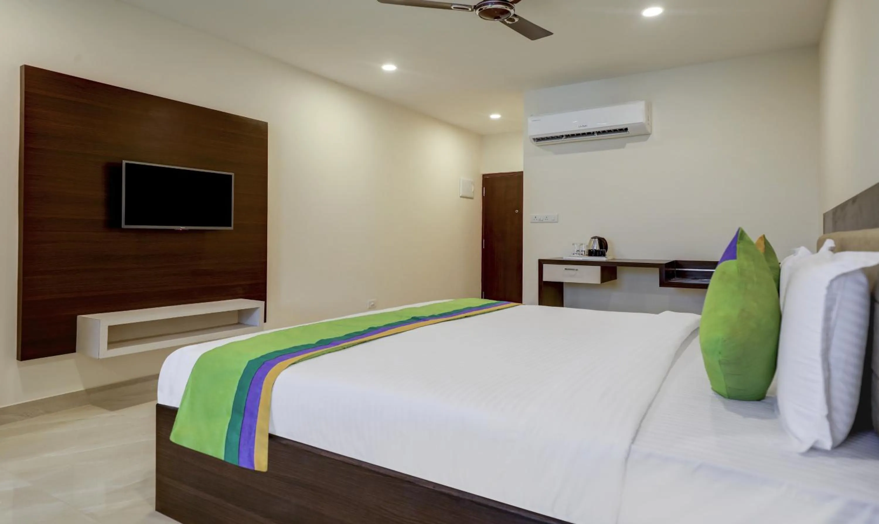 Photo of the whole room, Bed in Treebo The Horizon Kankanady