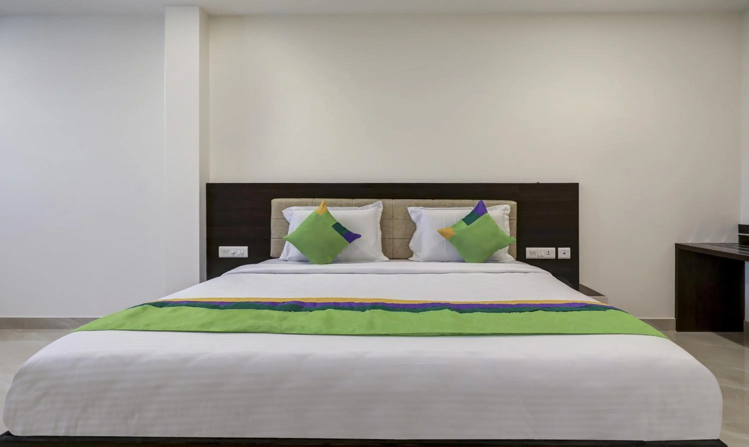 Photo of the whole room, Bed in Treebo The Horizon Kankanady