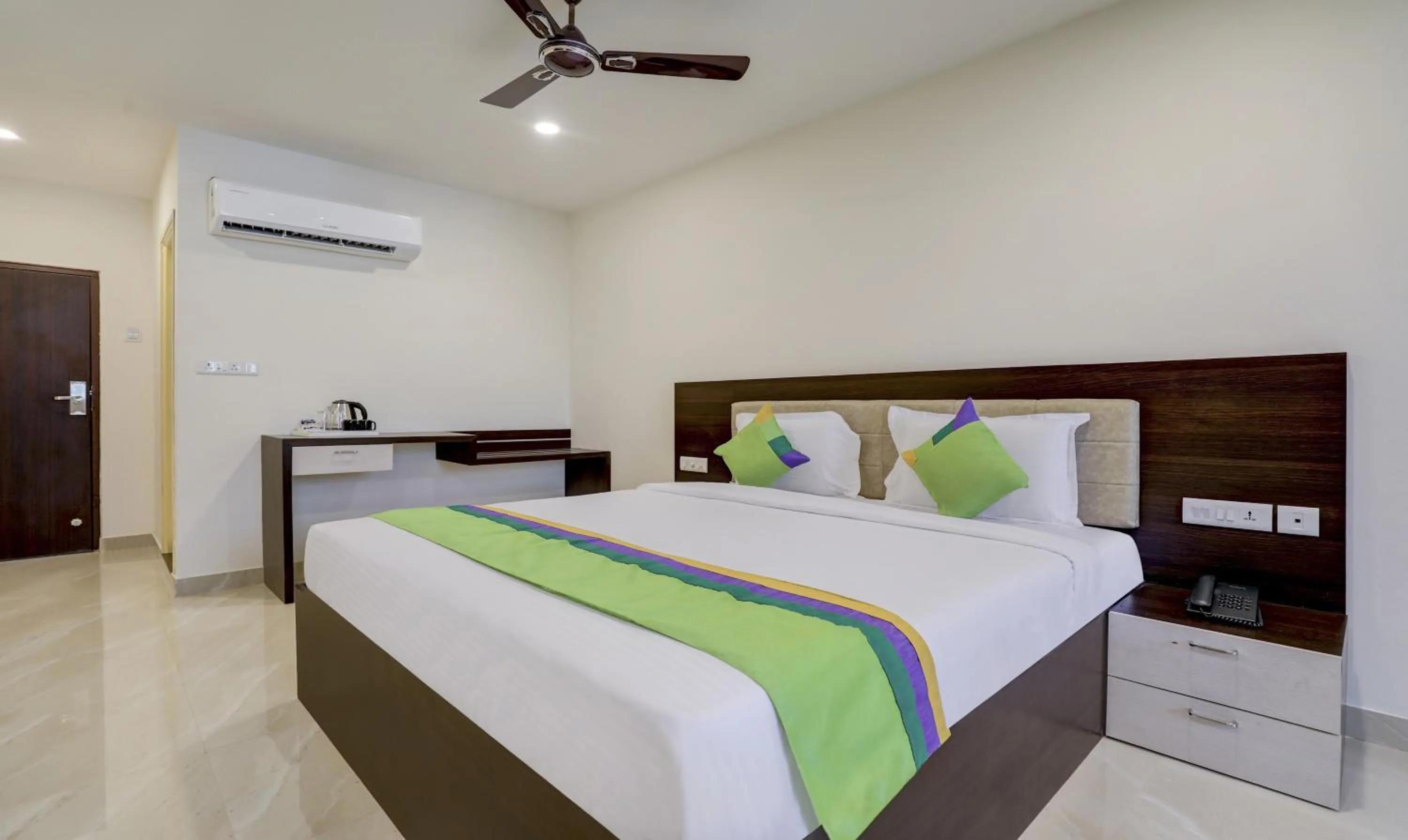 Photo of the whole room, Bed in Treebo The Horizon Kankanady