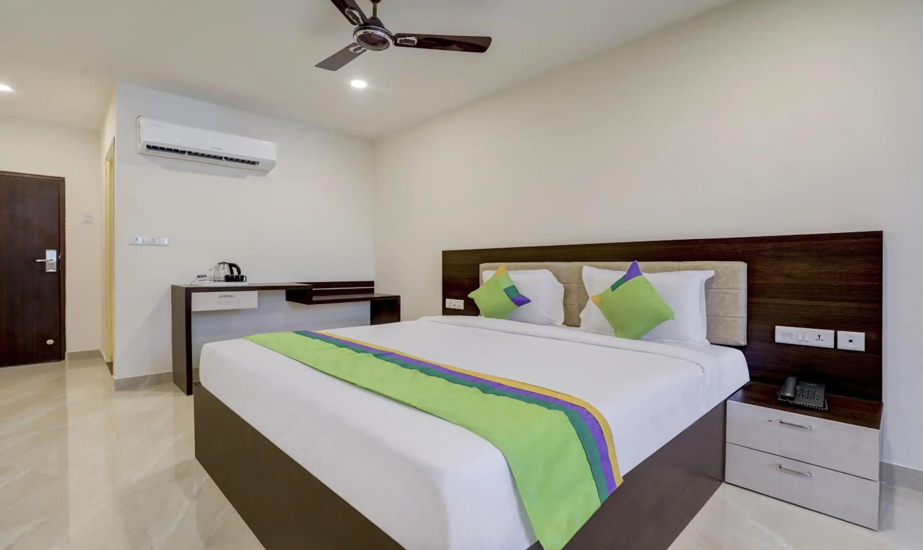 Photo of the whole room, Bed in Treebo The Horizon Kankanady Photo of the whole room, Bed in Treebo The Horizon Kankanady