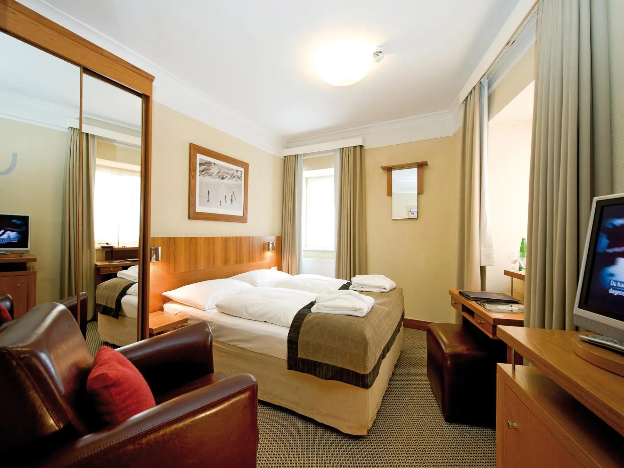 Photo of the whole room, Bed in Hotel Post