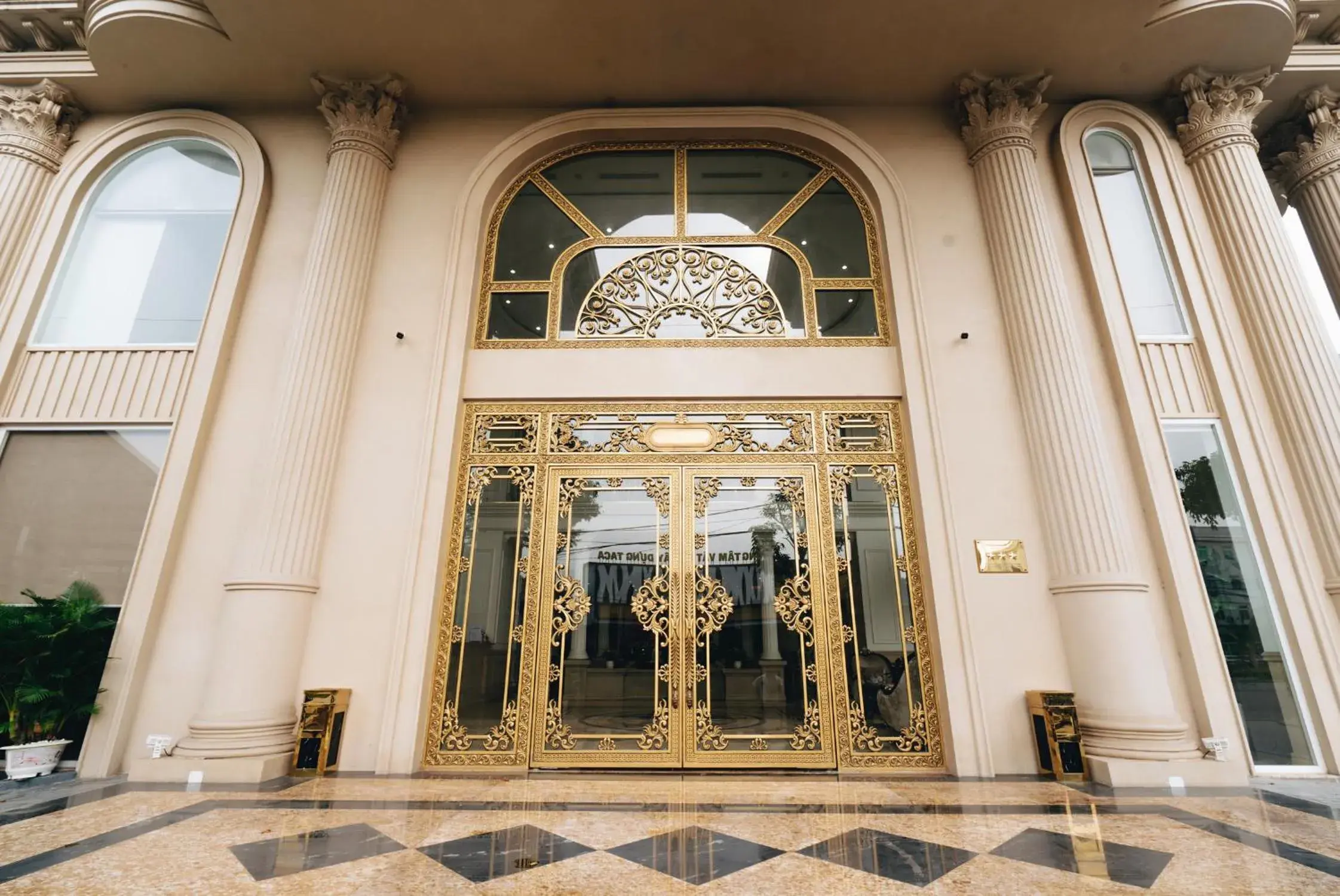 Facade/entrance in Manh Quan Luxury Hotel Facade/entrance in Manh Quan Luxury Hotel