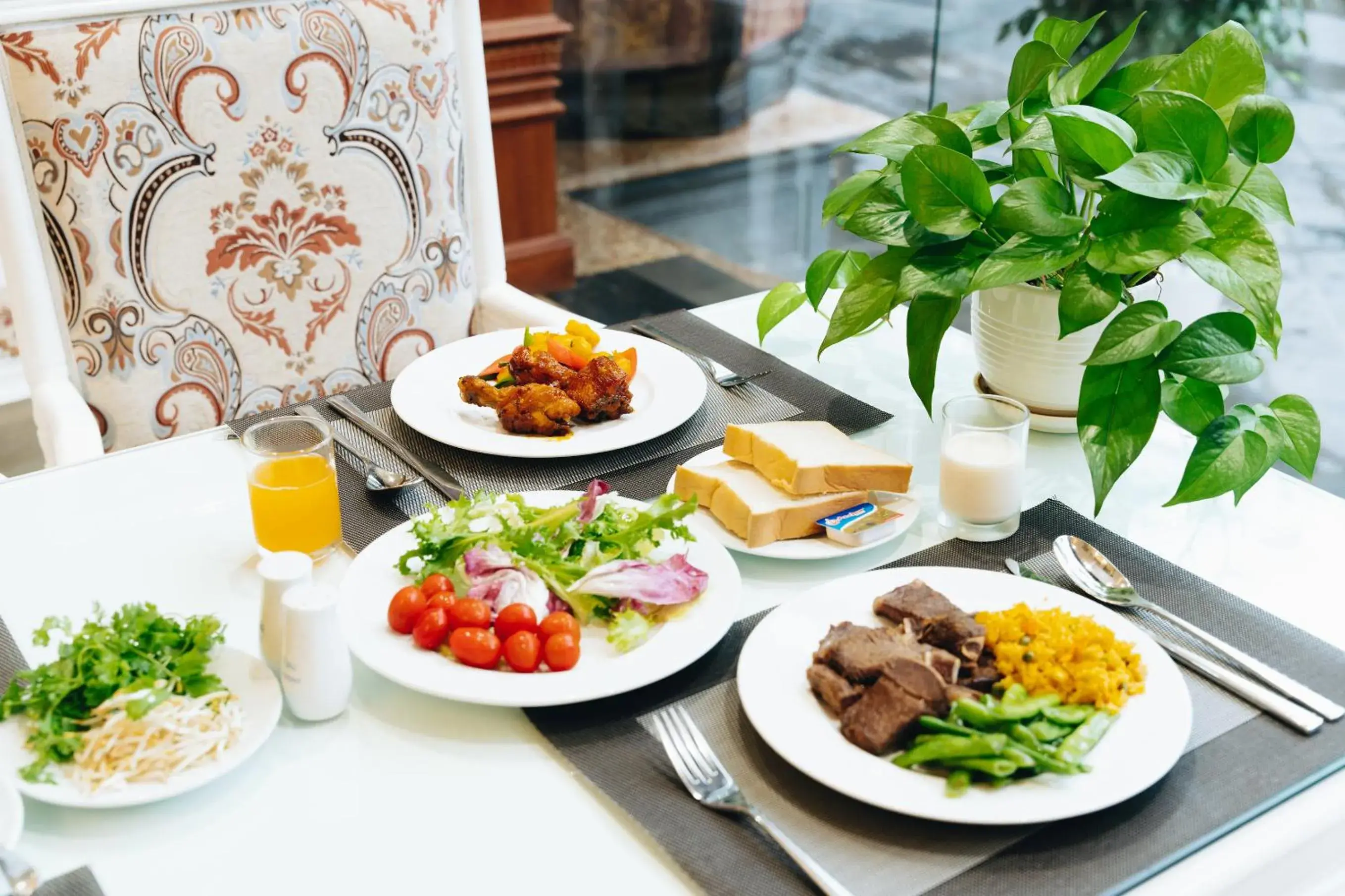 Restaurant/places to eat in Manh Quan Luxury Hotel Restaurant/places to eat in Manh Quan Luxury Hotel