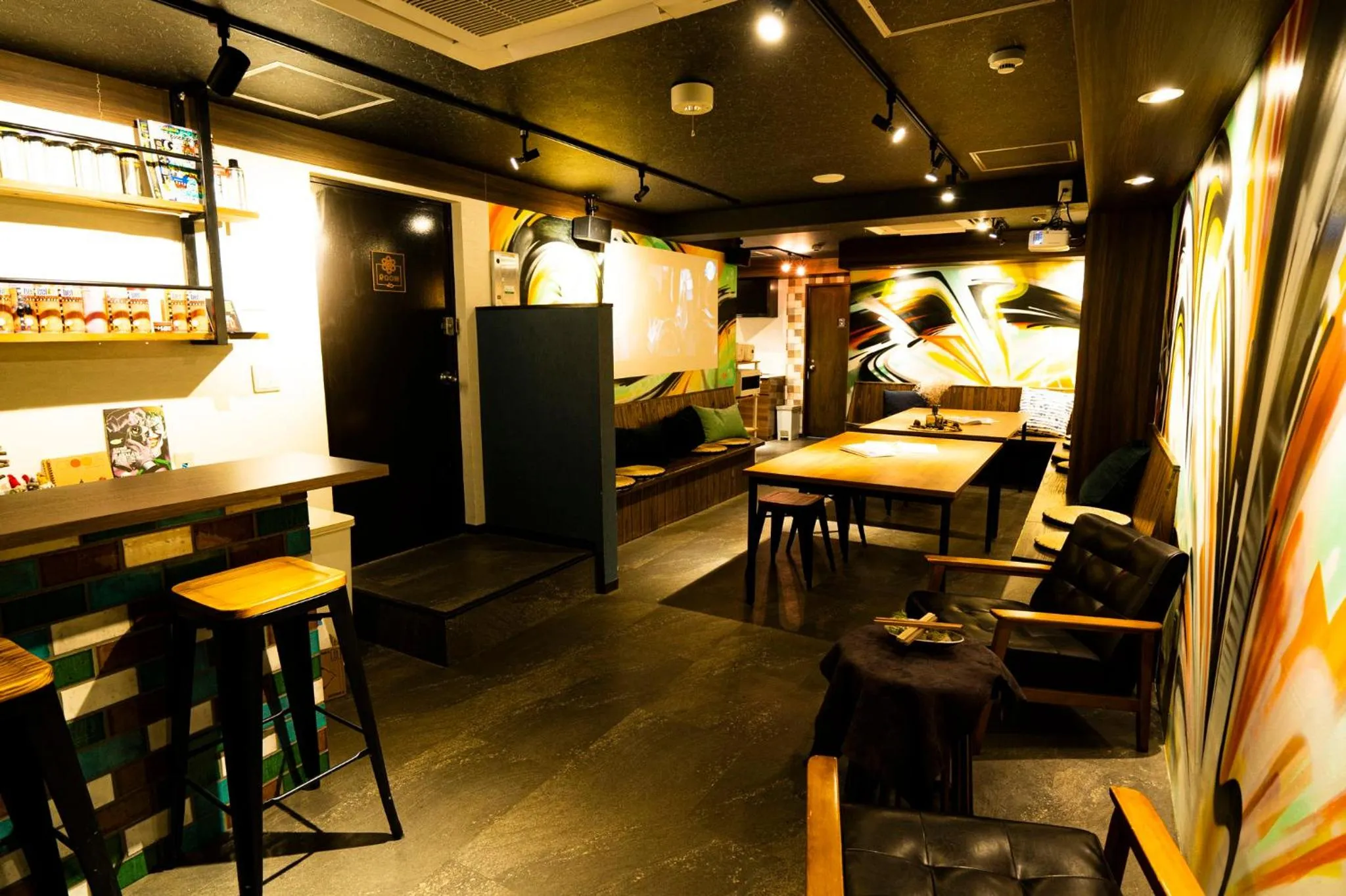 Communal lounge/ TV room in R Hostel Namba south