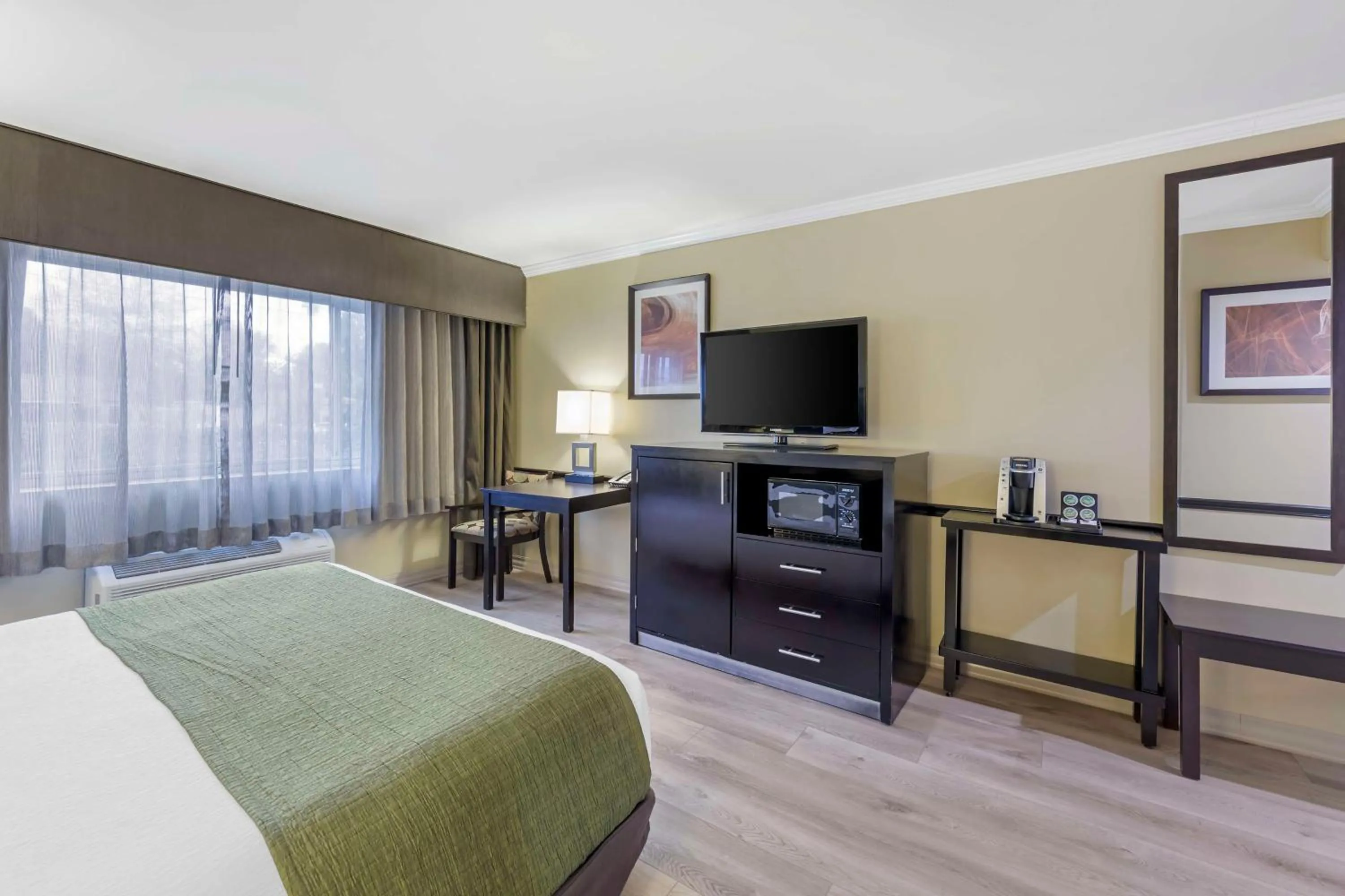 Bedroom, Bed in Best Western Canoga Park Motor Inn