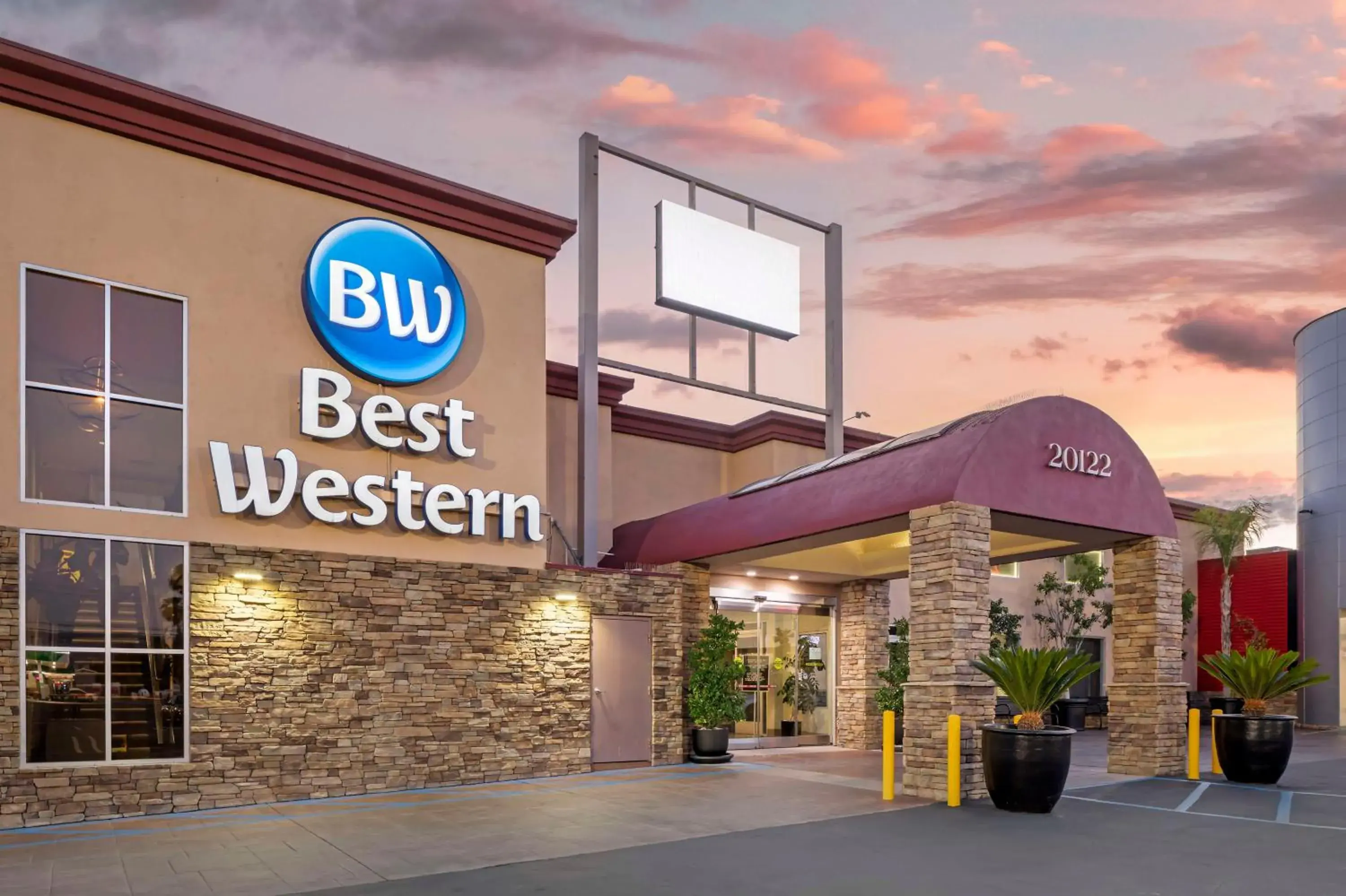 Property building in Best Western Canoga Park Motor Inn Property building in Best Western Canoga Park Motor Inn