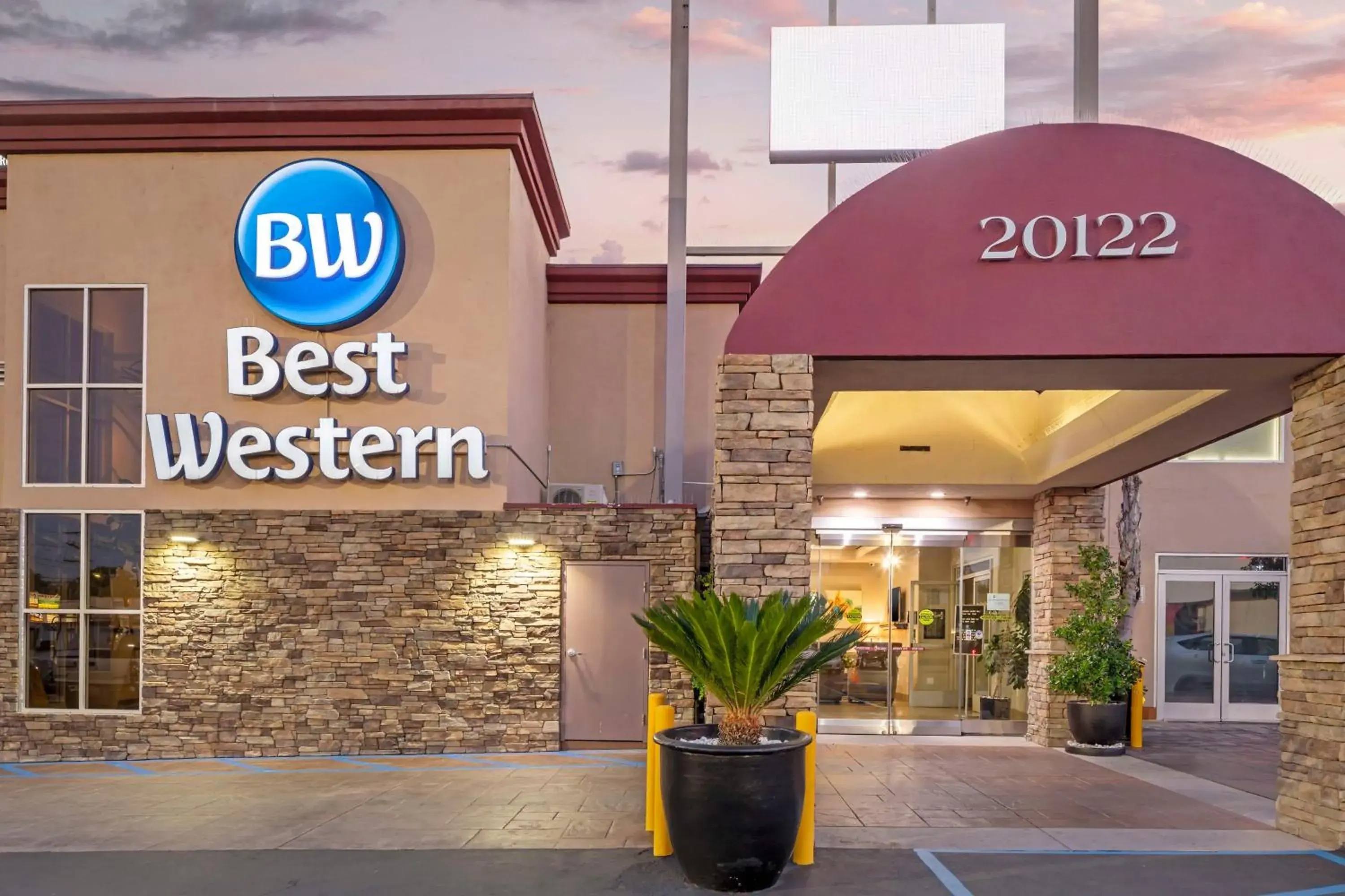 Property building in Best Western Canoga Park Motor Inn Property building in Best Western Canoga Park Motor Inn