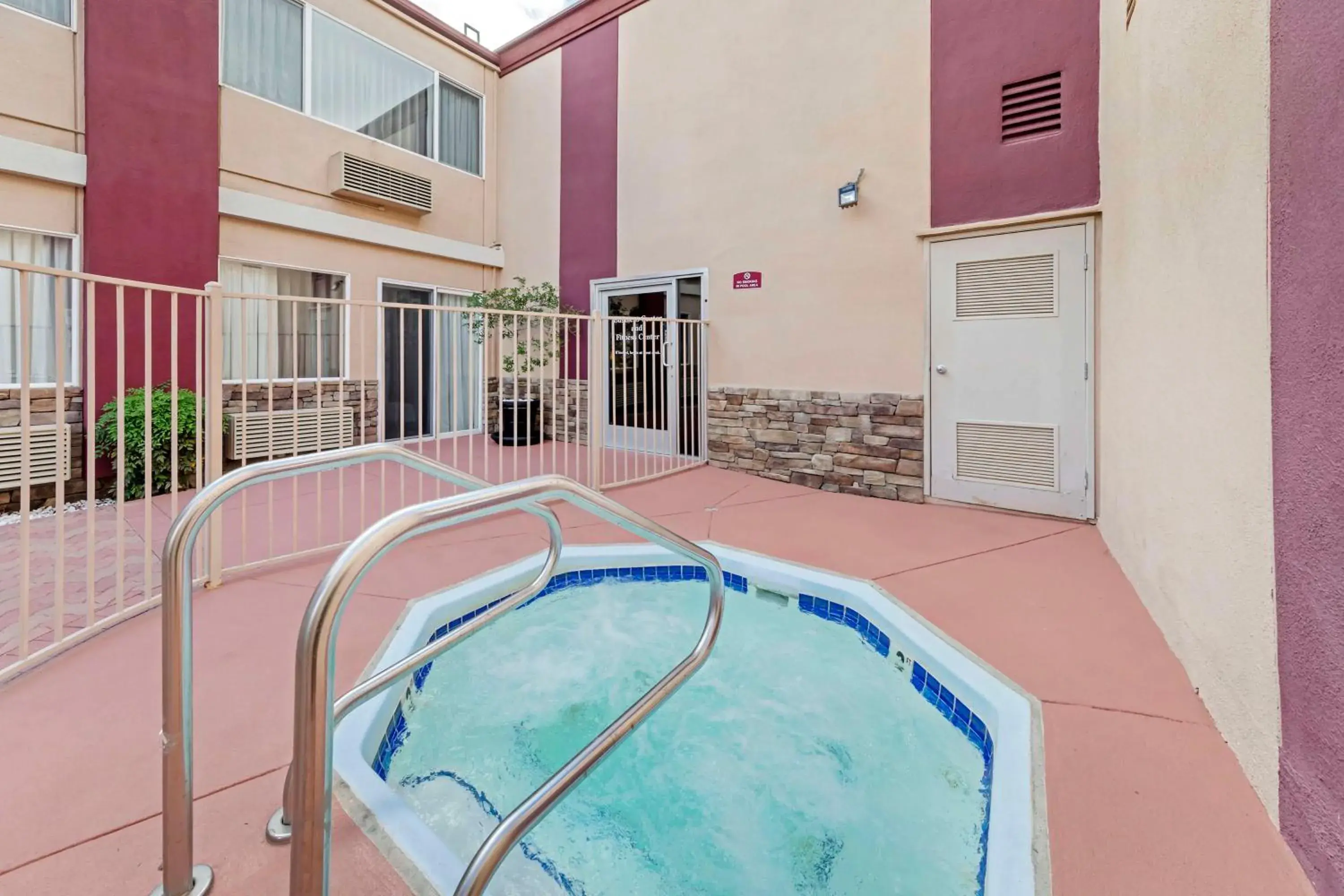 Pool view in Best Western Canoga Park Motor Inn Pool view in Best Western Canoga Park Motor Inn
