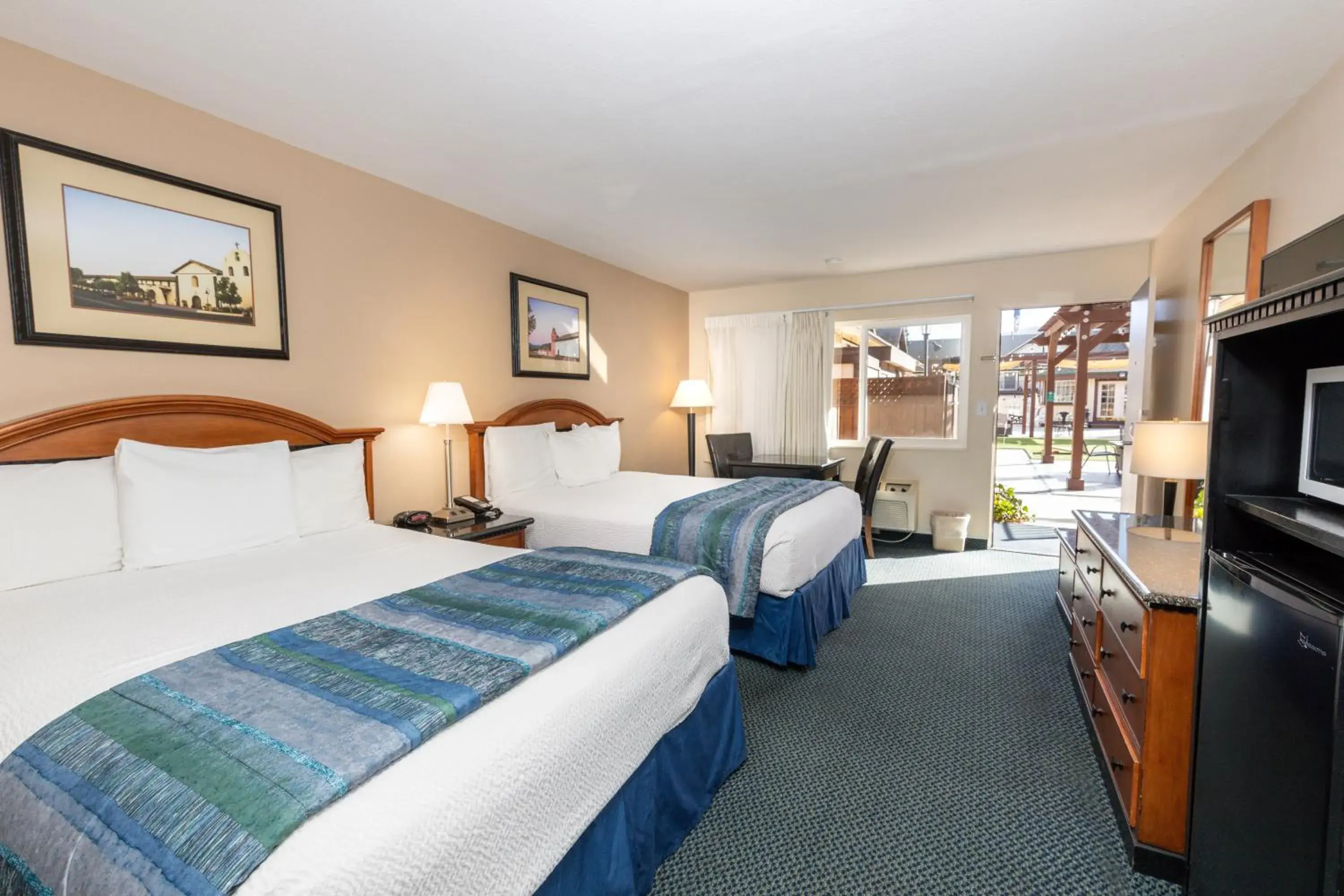 Inner courtyard view, Bed in Pea Soup Andersen's Inn Inner courtyard view, Bed in Pea Soup Andersen's Inn