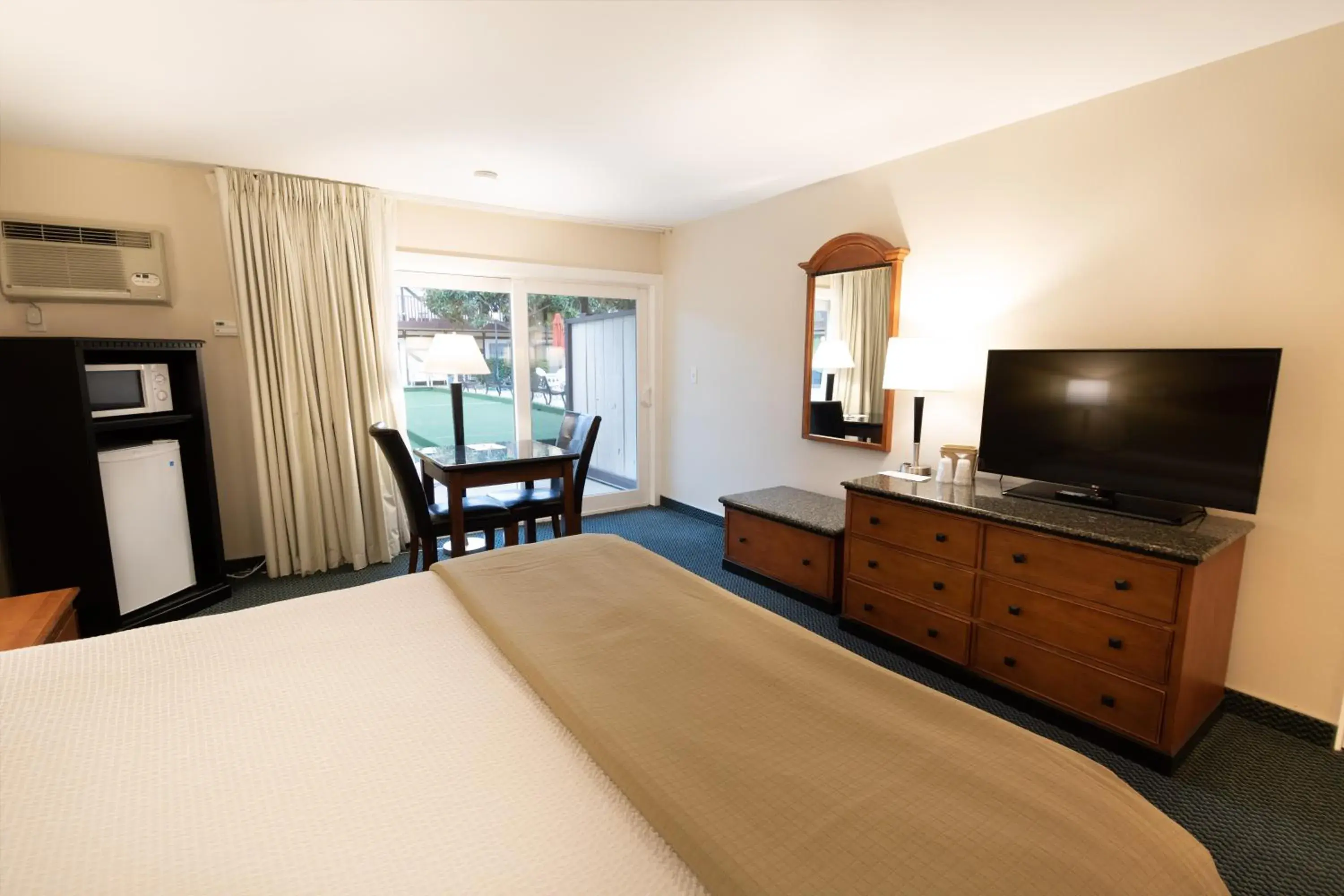 Minigolf, Bed in Pea Soup Andersen's Inn Minigolf, Bed in Pea Soup Andersen's Inn