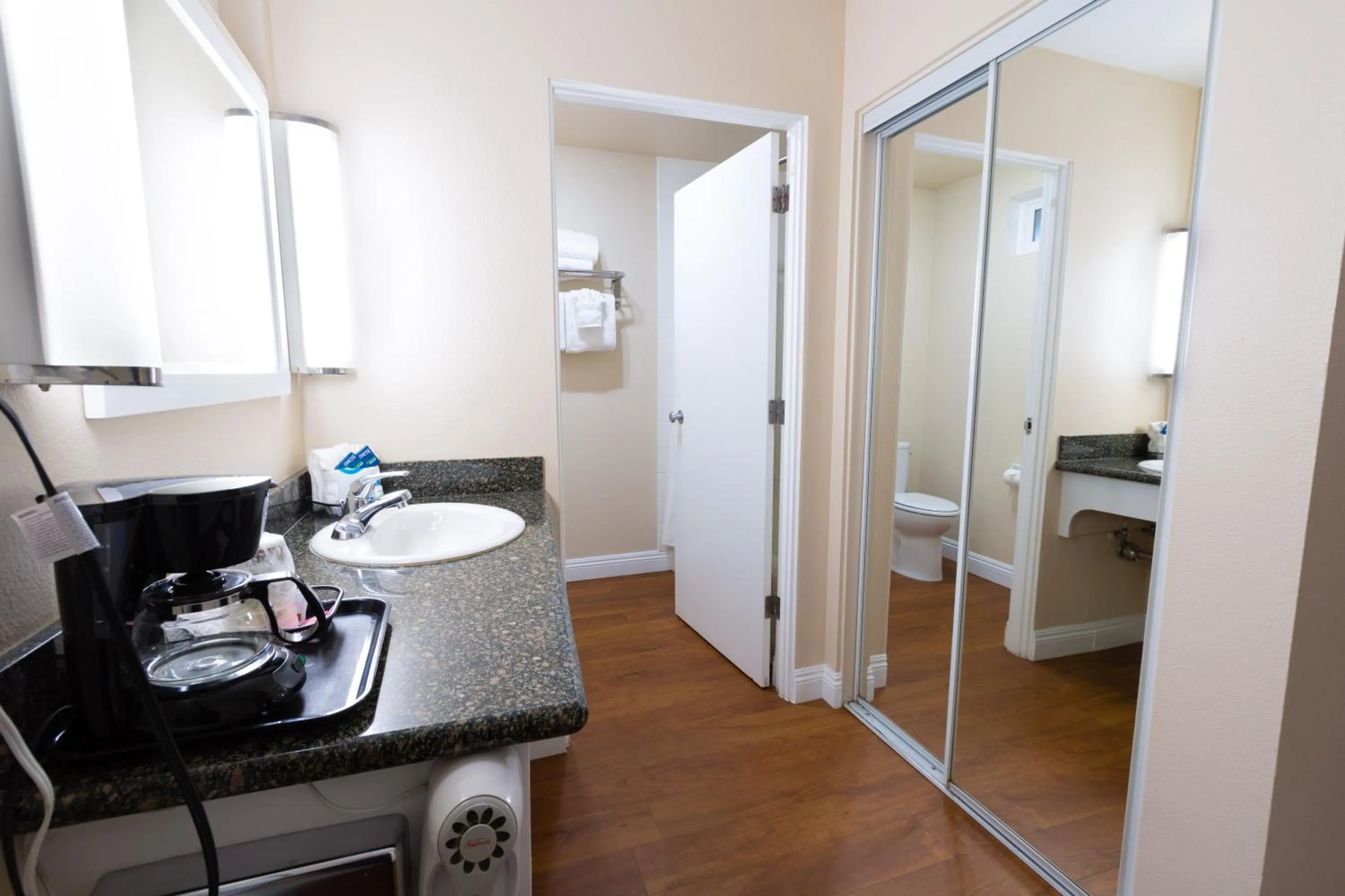 Shower in Pea Soup Andersen's Inn