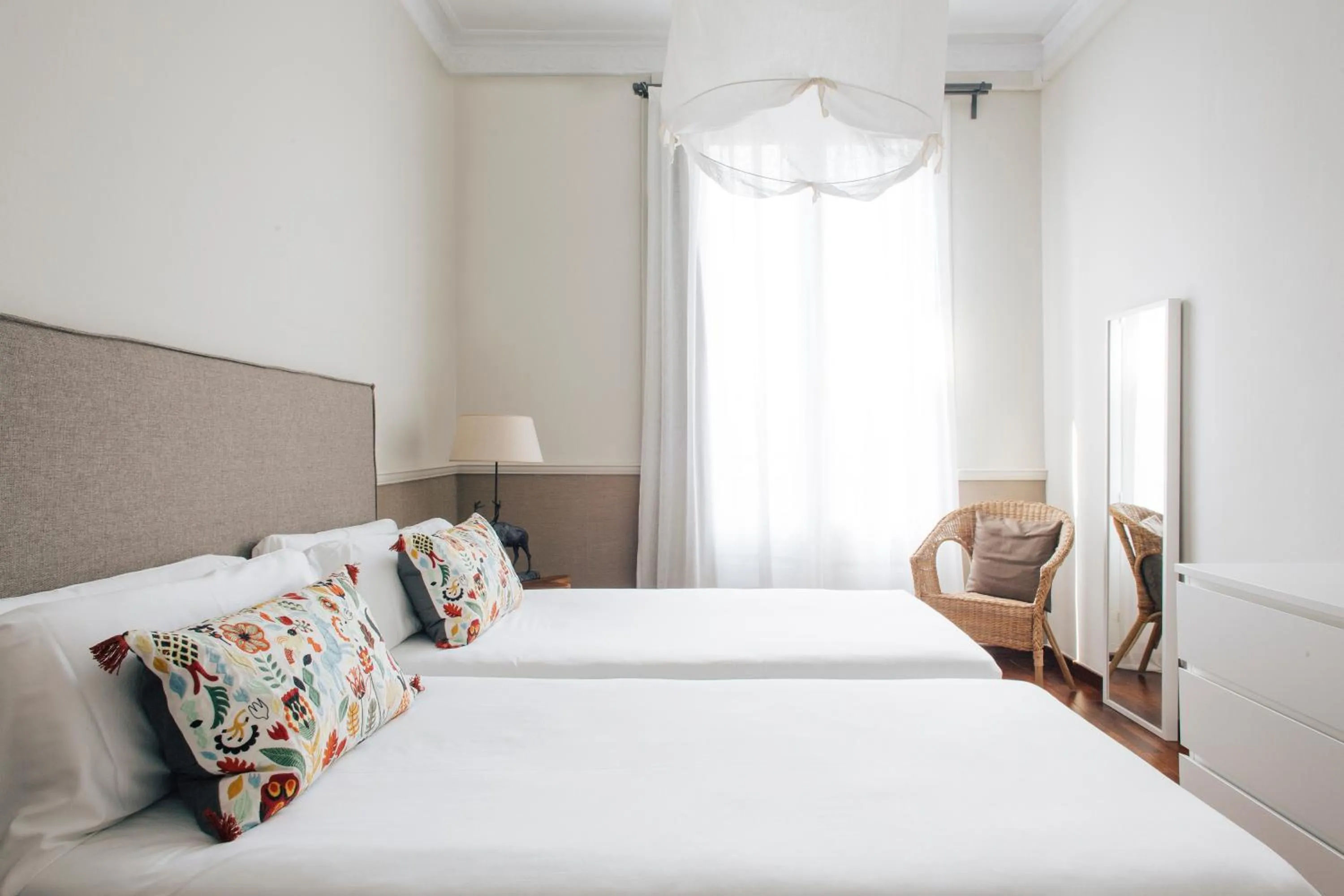 Bed in Barcelona Apartment Val