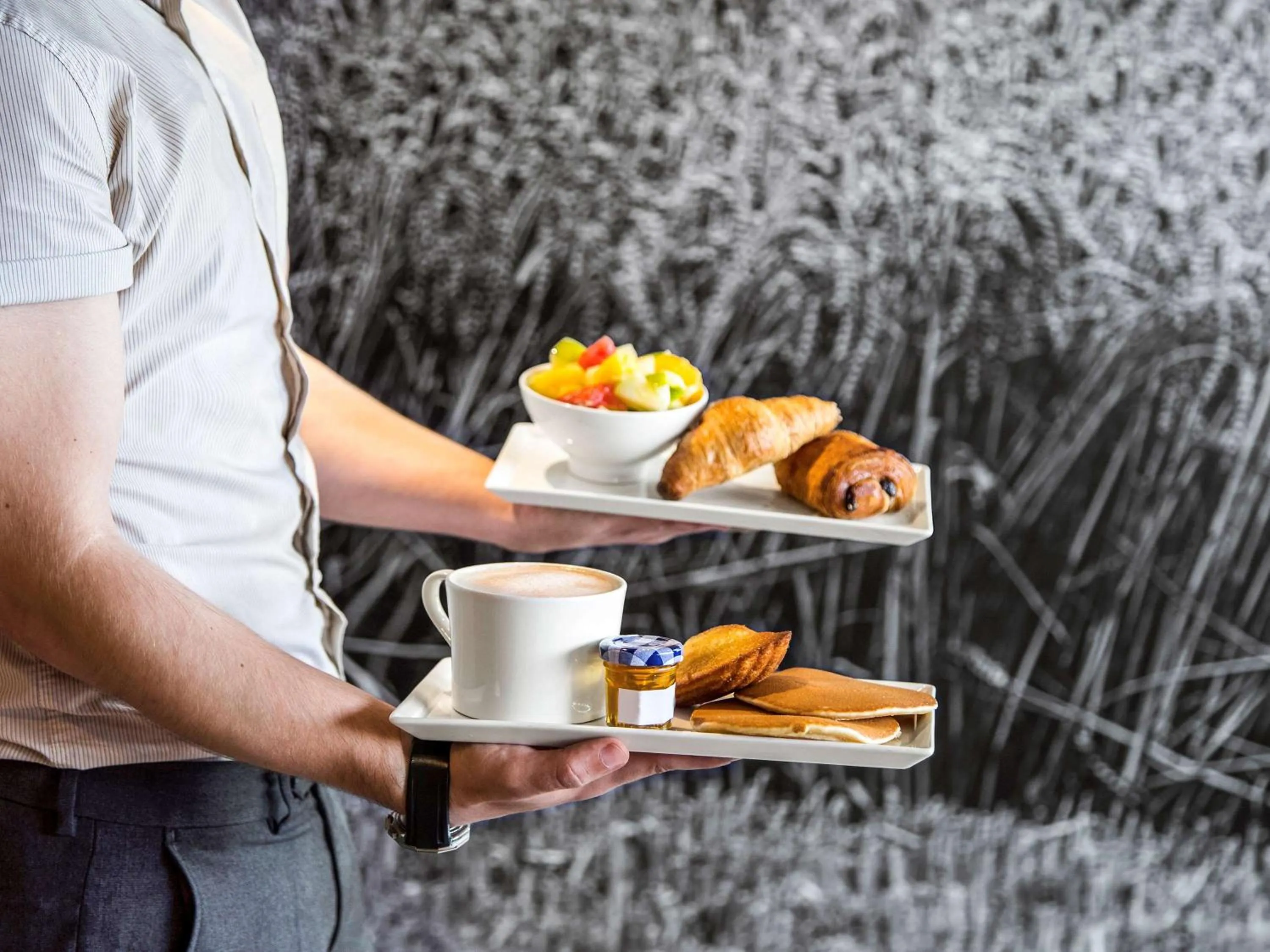 Restaurant/places to eat in ibis Saint-Denis Stade Ouest