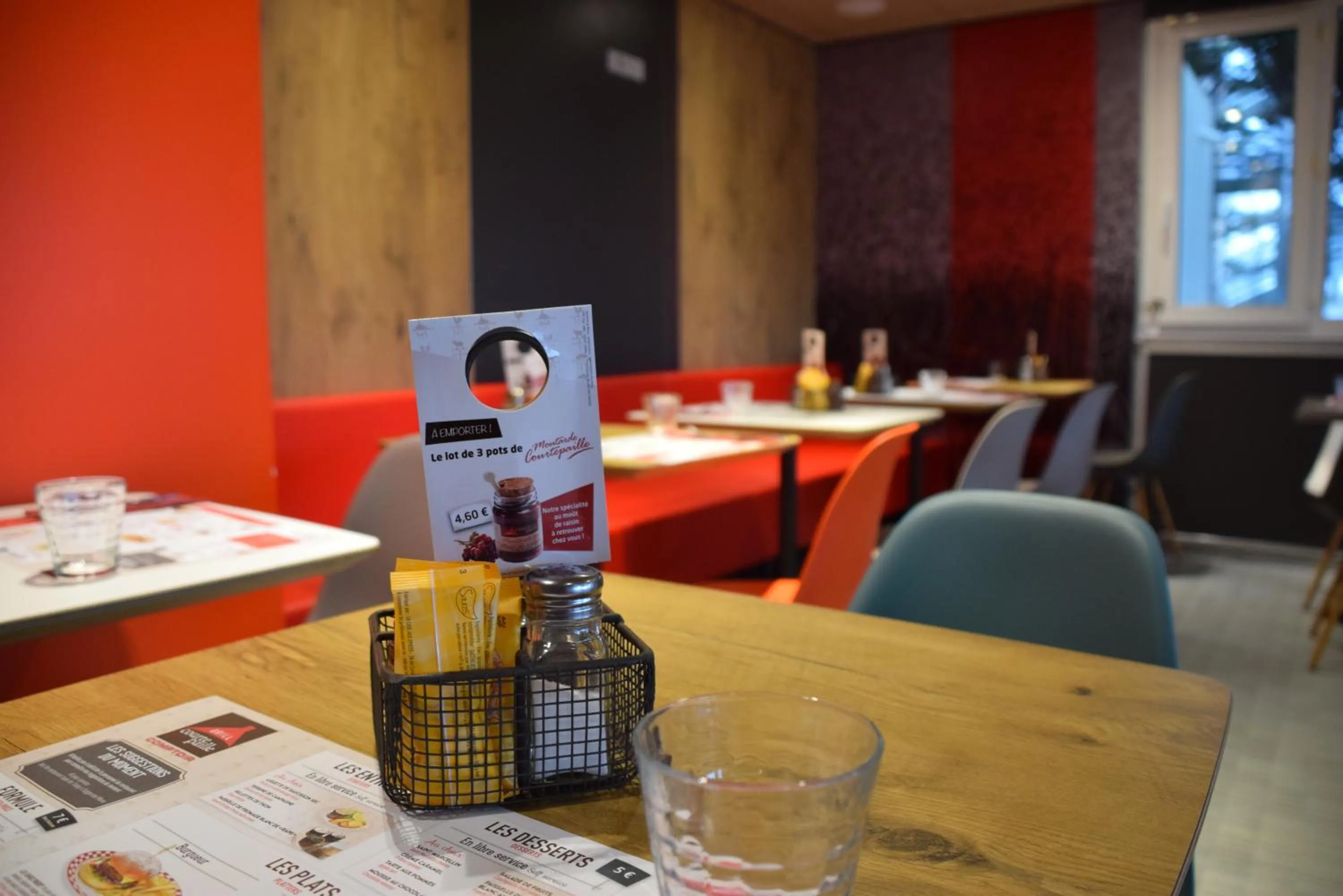 Restaurant/places to eat in ibis Saint-Denis Stade Ouest