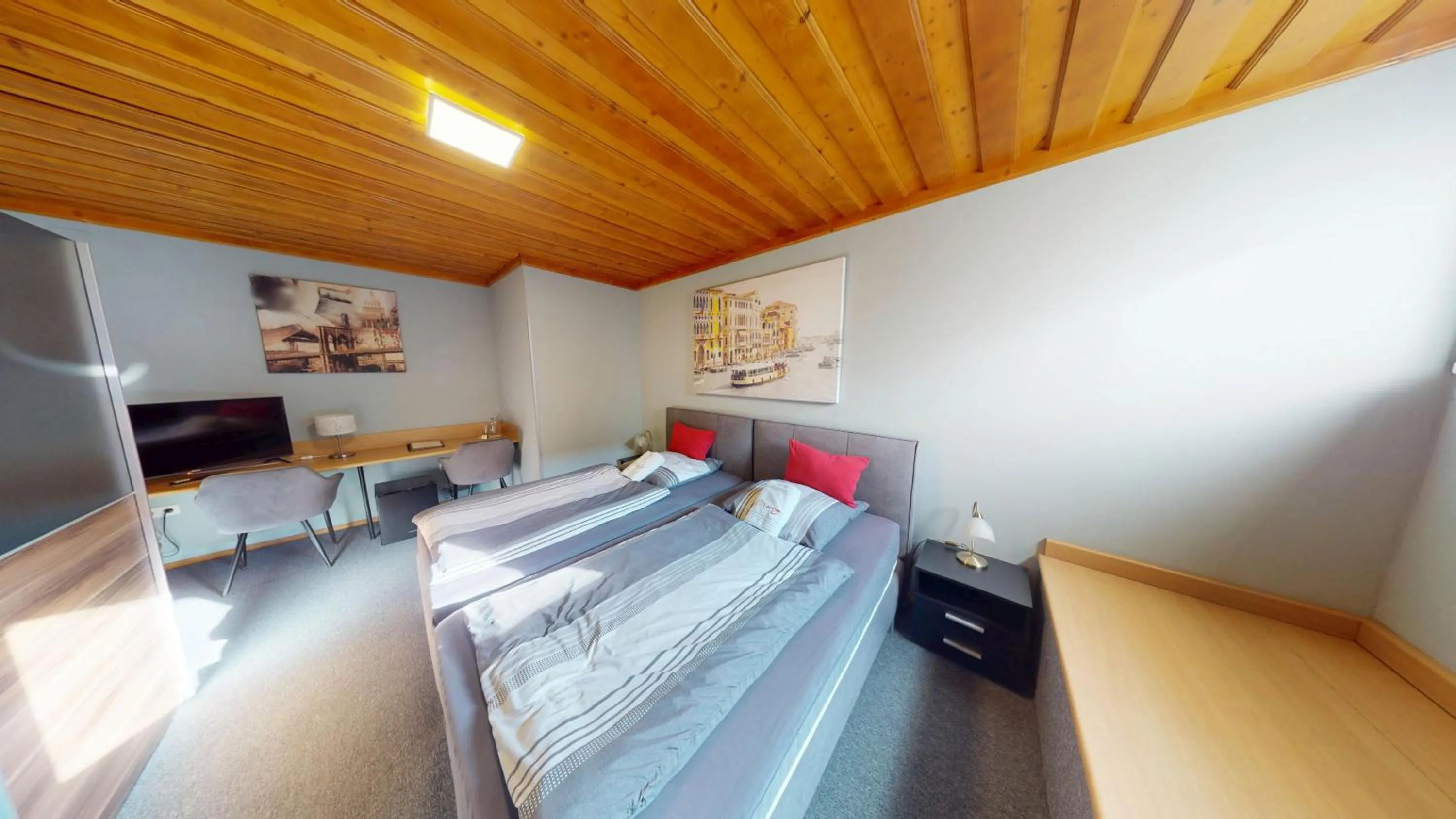 Photo of the whole room, Bed in Moving Rooms