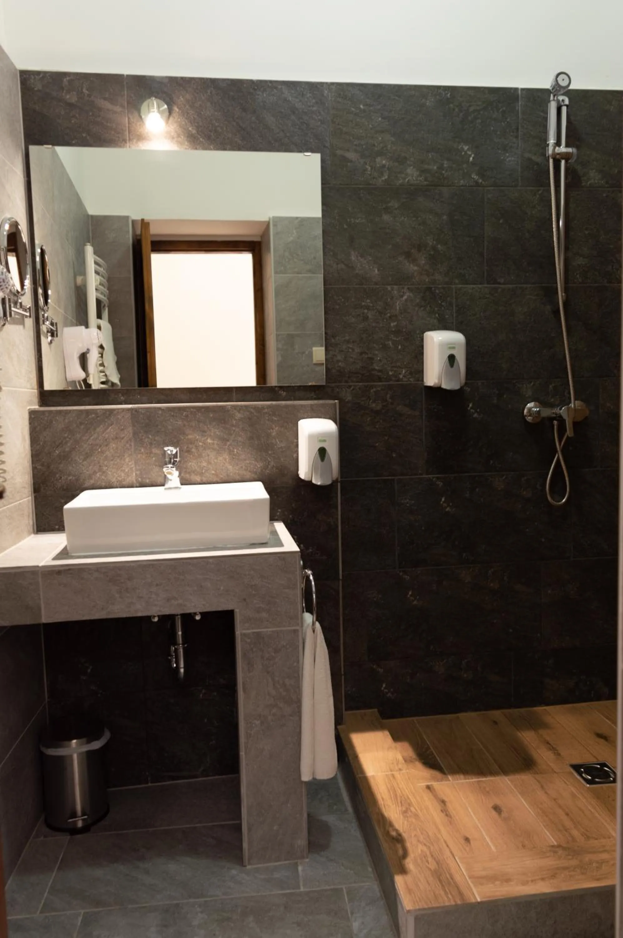 Shower in Vén Diófa De Lux Panzió