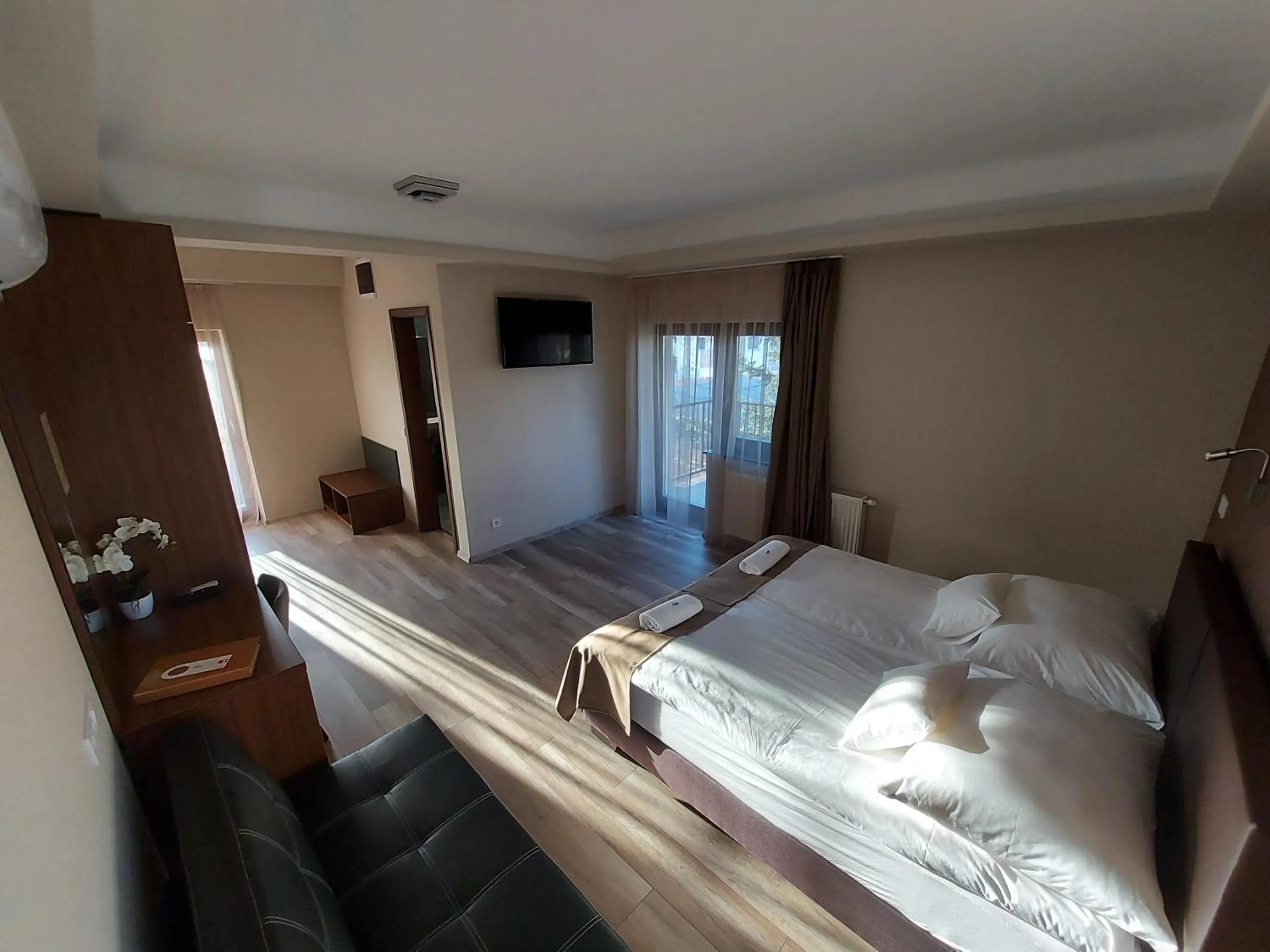 Bathroom, Bed in Vén Diófa De Lux Panzió