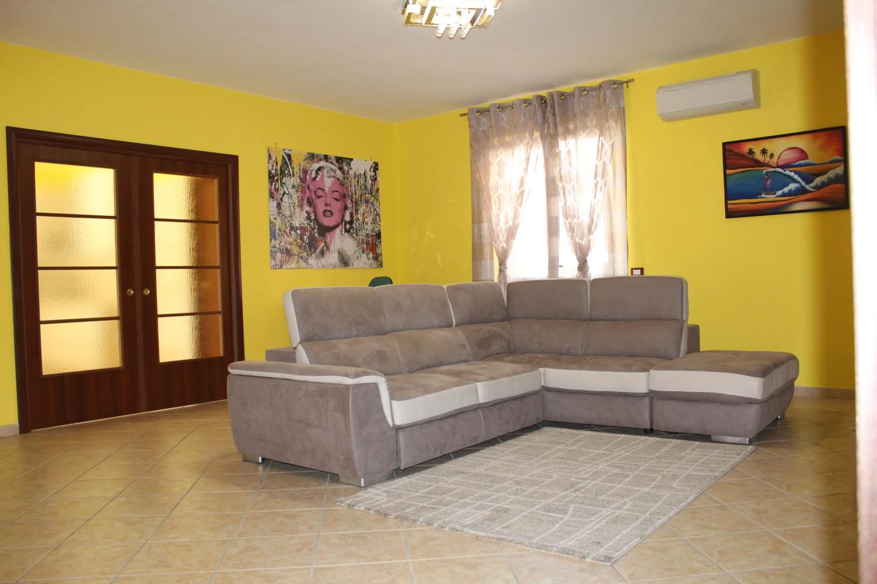 Communal lounge/ TV room in B&B Salerno