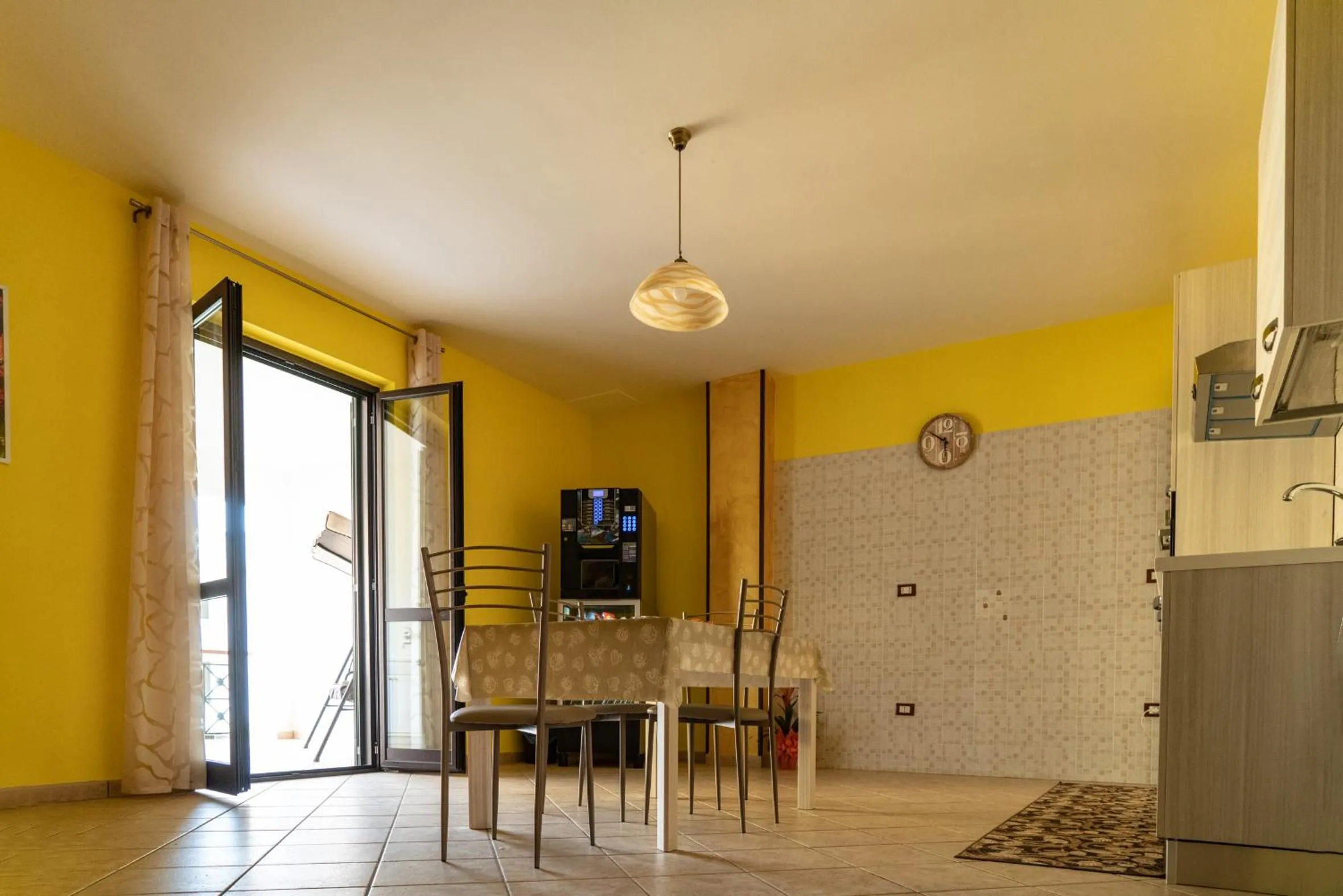 Dining area in B&B Salerno