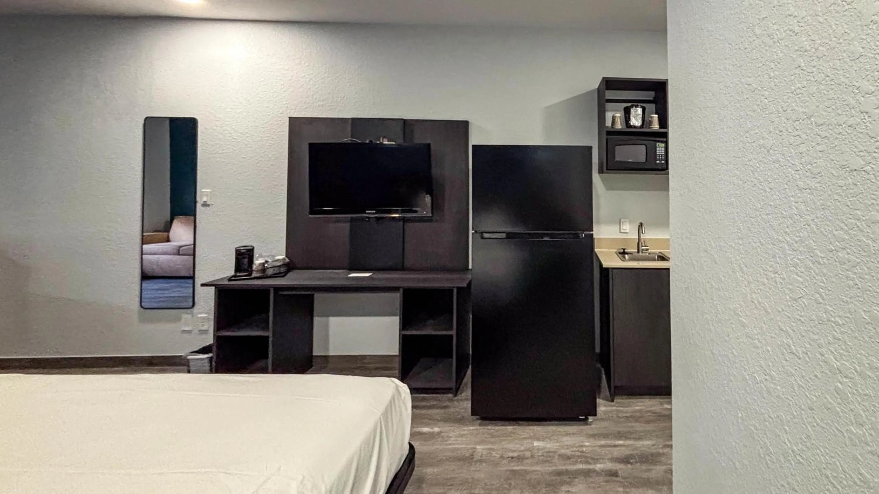 Photo of the whole room, Bed in Studio 6 Houston, TX - Westchase